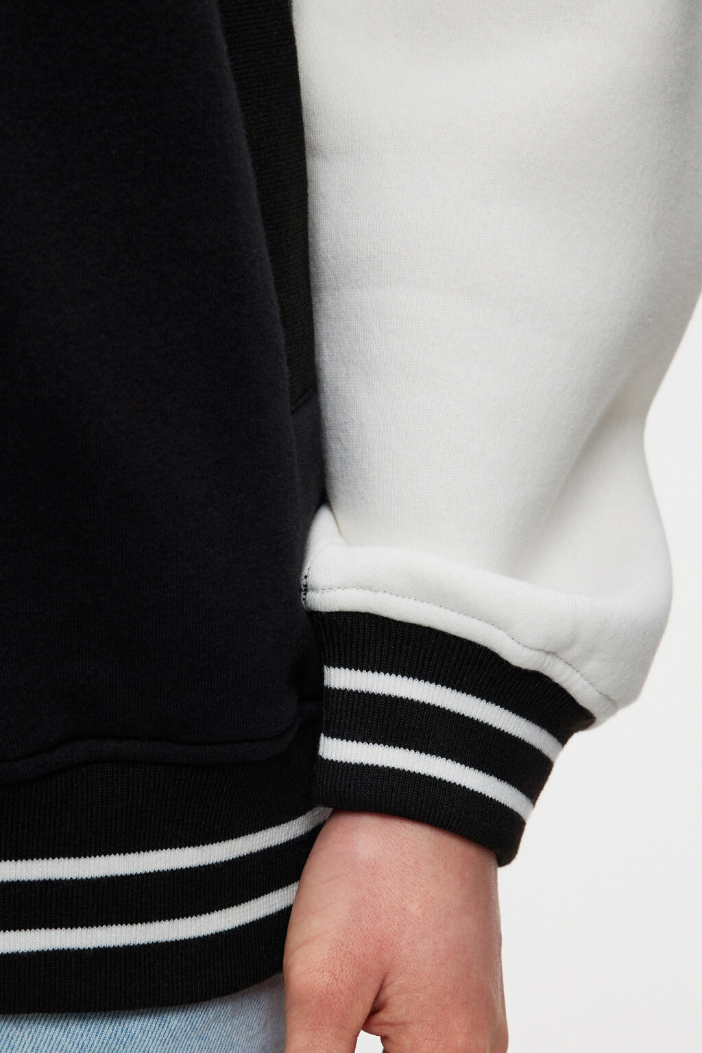 Куртка-бомбер утепленная с принтом и нашивкой - цвет черный - 7