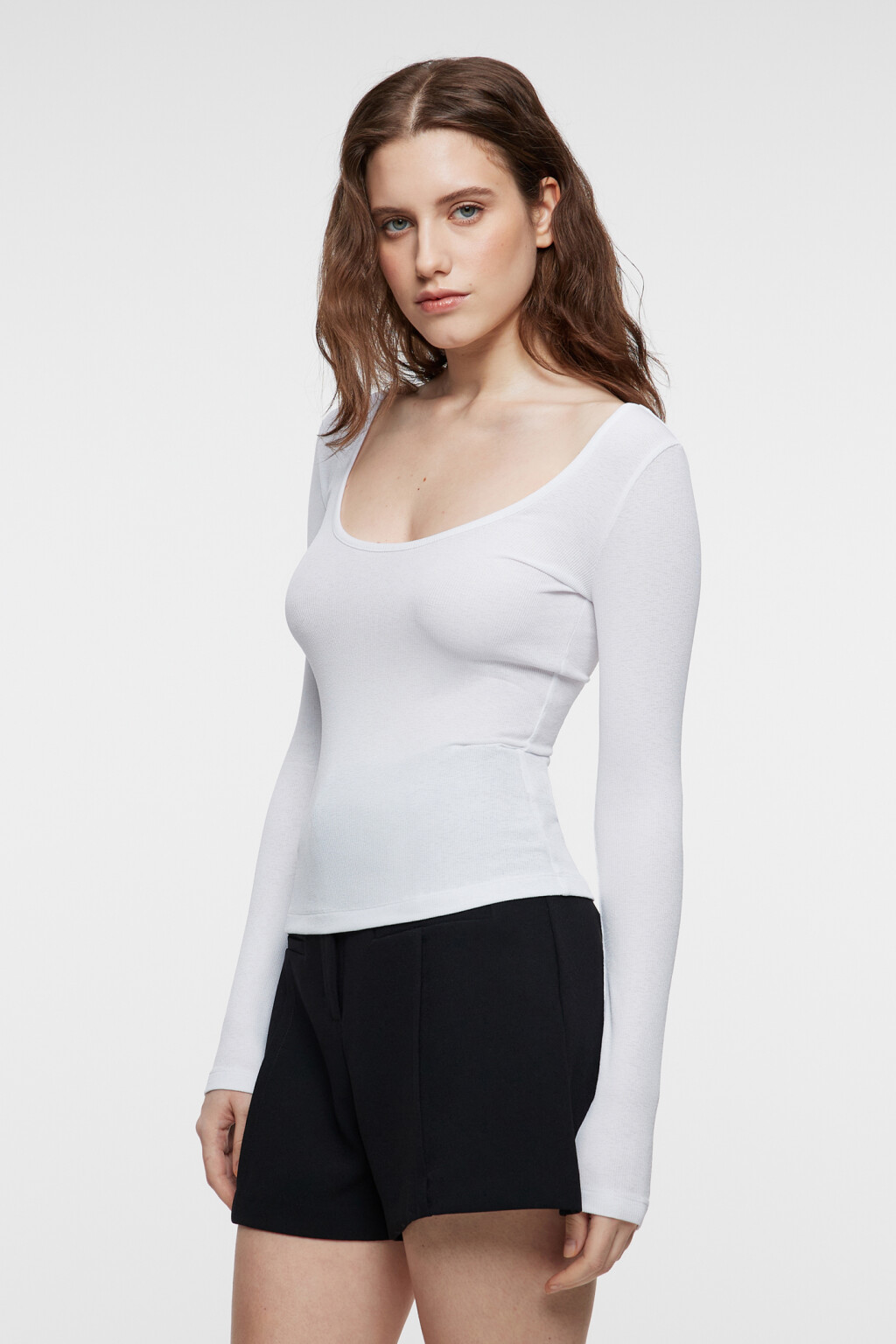 Лонгслив облегающий базовый с круглым вырезом - цвет белый - 2