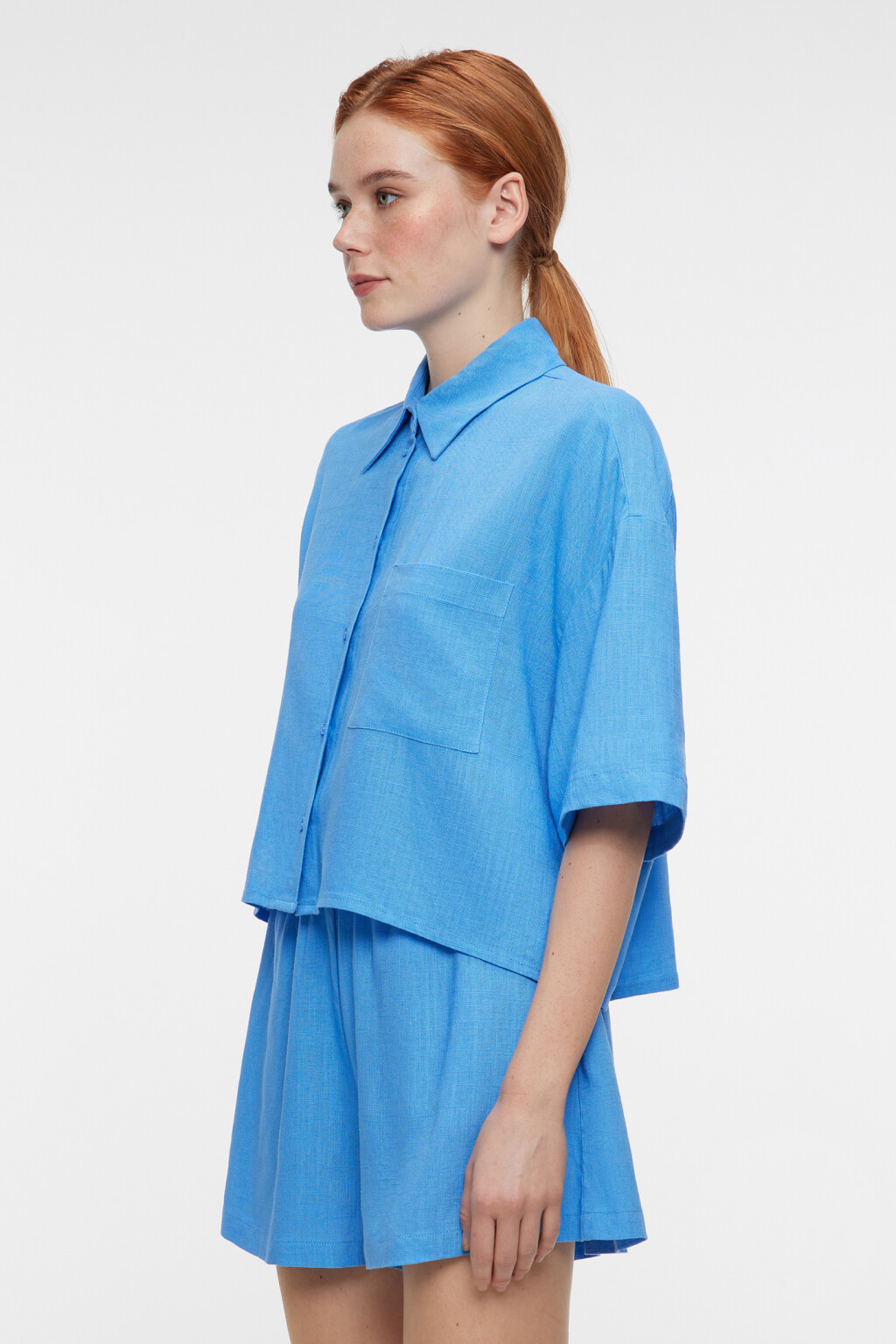 Блузка-рубашка oversize льняная укороченная с карманом - цвет голубой - 3