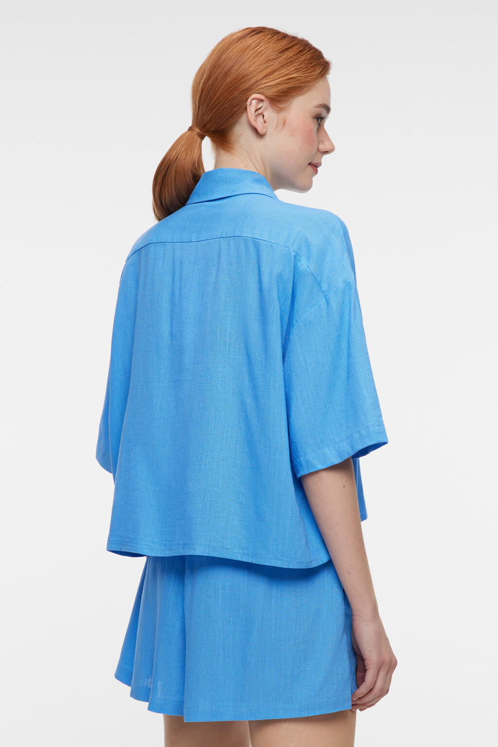 Блузка-рубашка oversize льняная укороченная с карманом - цвет голубой - 4