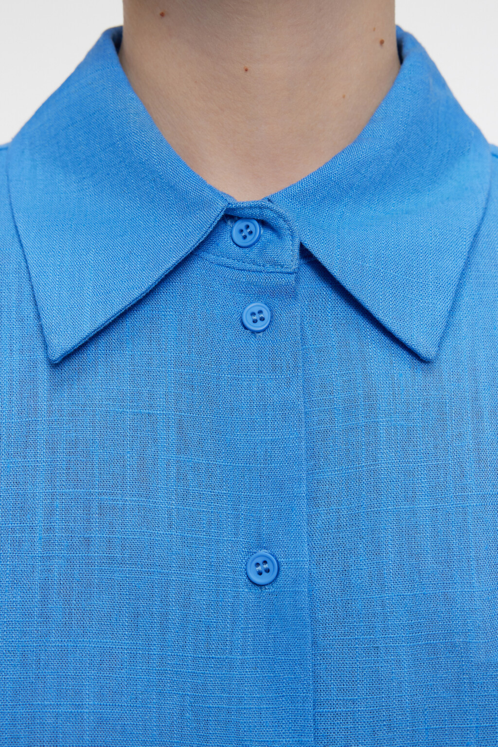 Блузка-рубашка oversize льняная укороченная с карманом - цвет голубой - 5