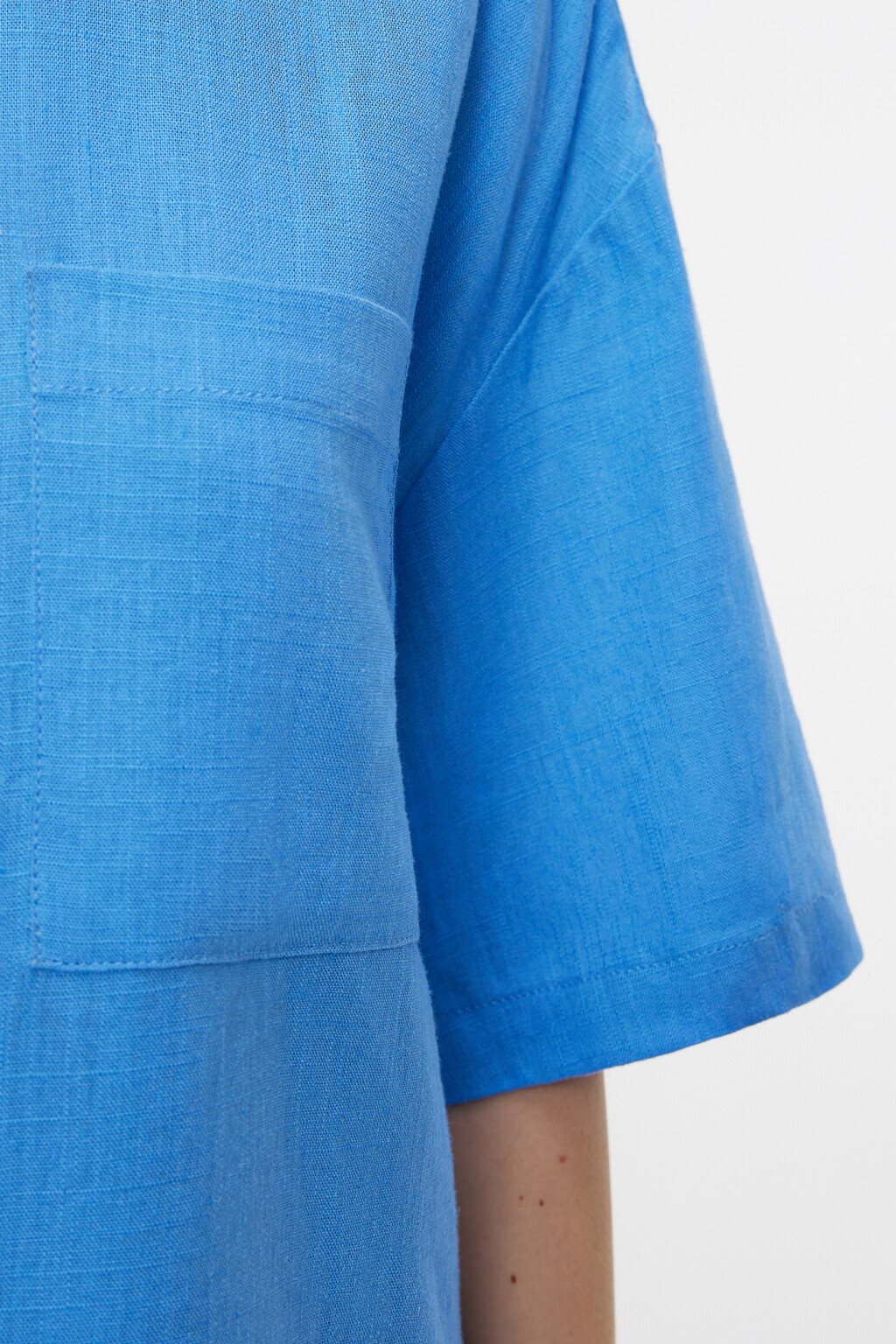 Блузка-рубашка oversize льняная укороченная с карманом - цвет голубой - 6