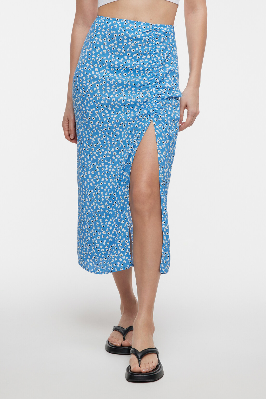 Юбка миди вискозная с разрезом и цветочным принтом - цвет голубой - 1