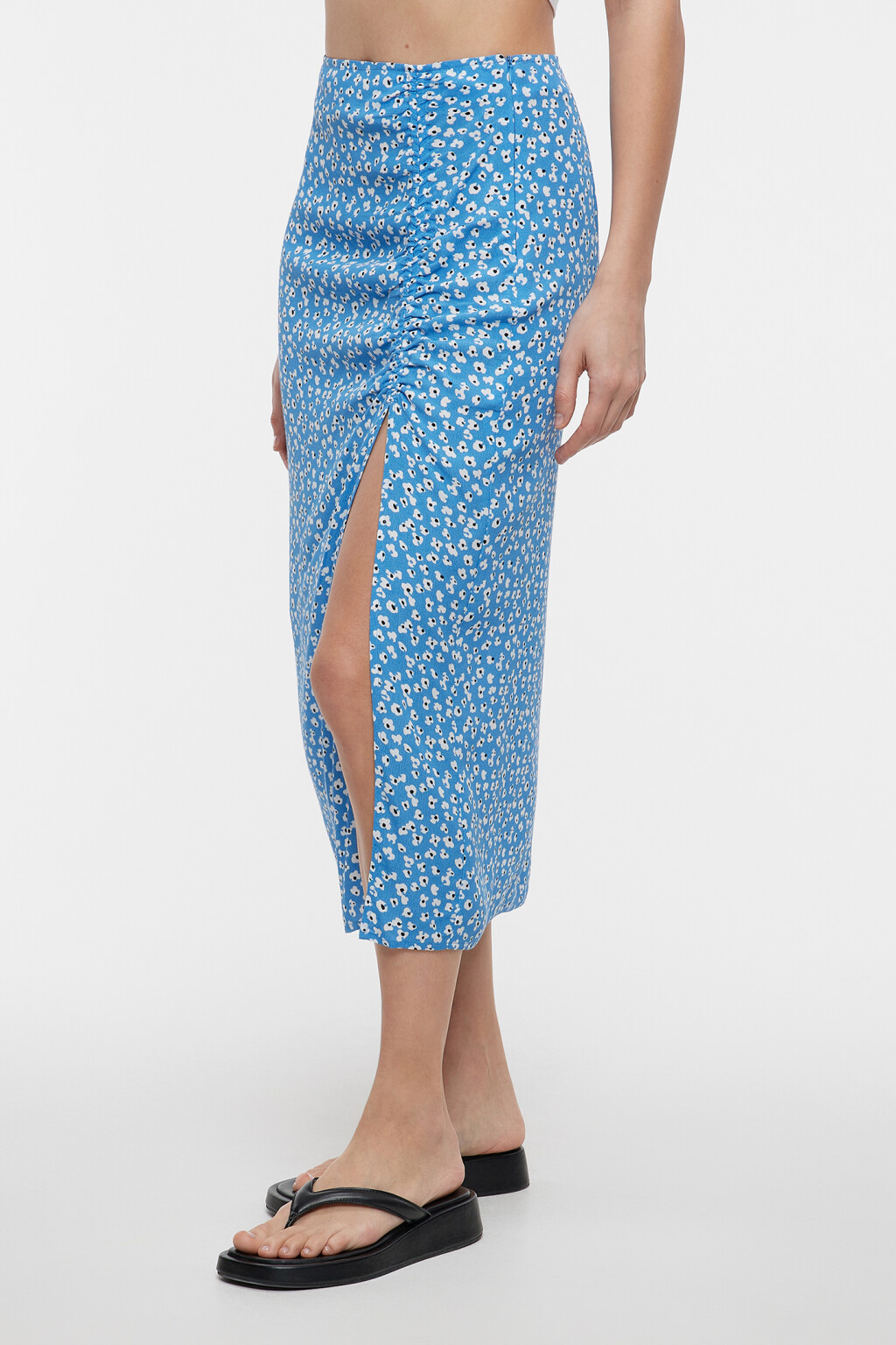 Юбка миди вискозная с разрезом и цветочным принтом - цвет голубой - 2