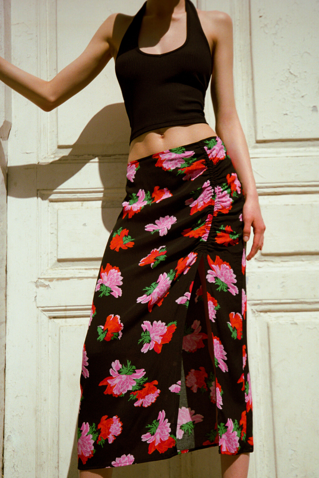 Юбка миди вискозная с разрезом и цветочным принтом - цвет красный - 8