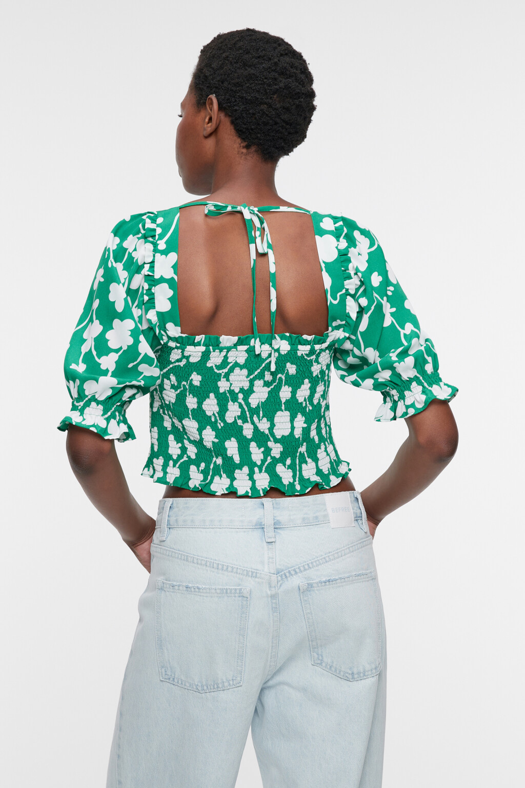Блузка-топ укороченная с вырезом каре и завязками на спинке - цвет зеленый - 3