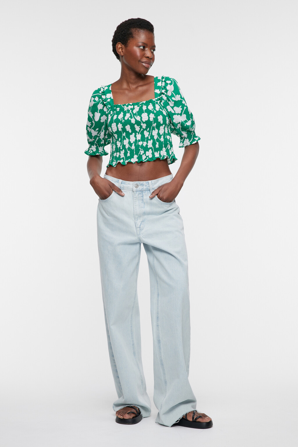 Блузка-топ укороченная с вырезом каре и завязками на спинке - цвет зеленый - 4