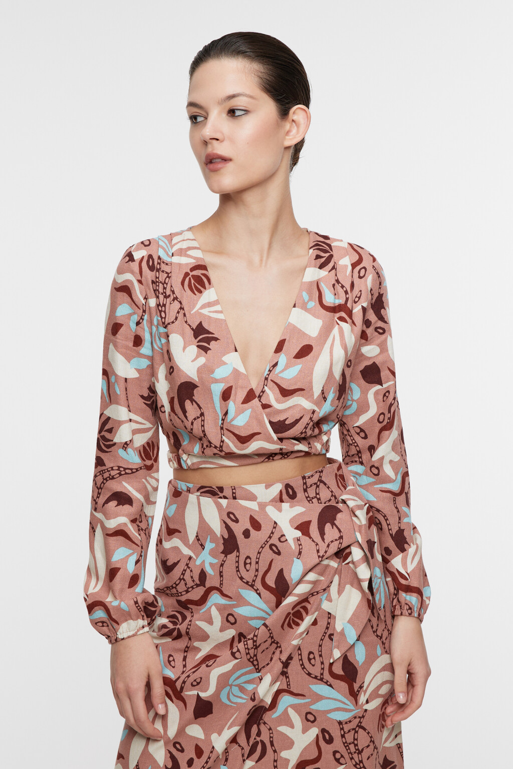 Блузка-топ льняная укороченная с запахом и V-вырезом - цвет коричневый - 2