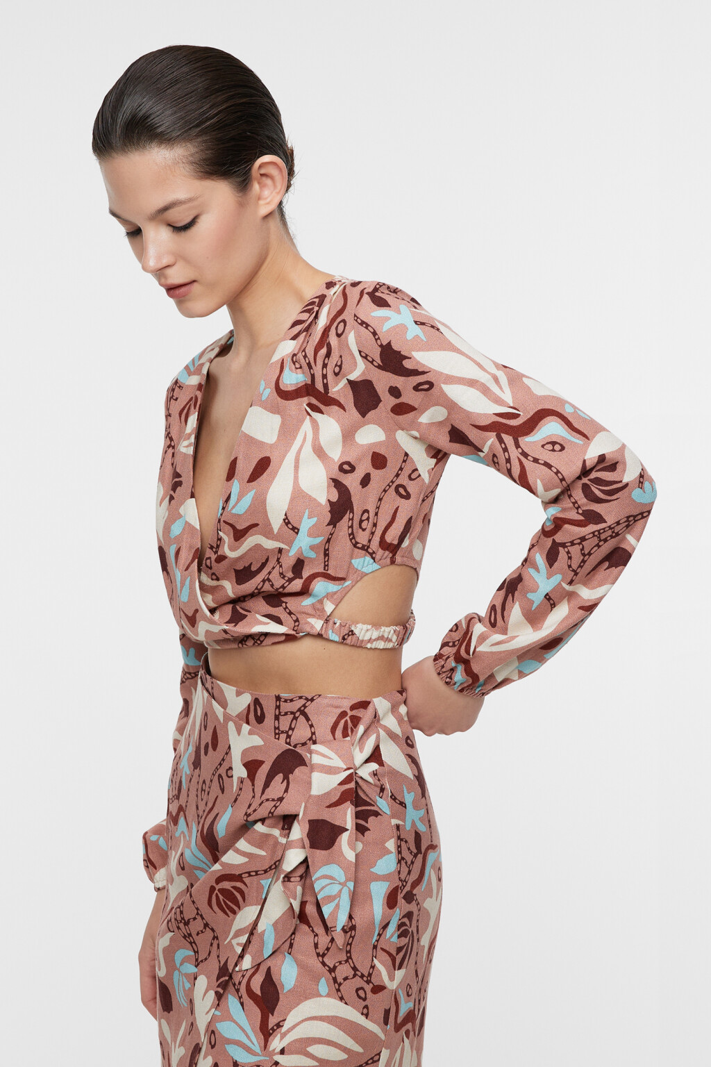 Блузка-топ льняная укороченная с запахом и V-вырезом - цвет коричневый - 3