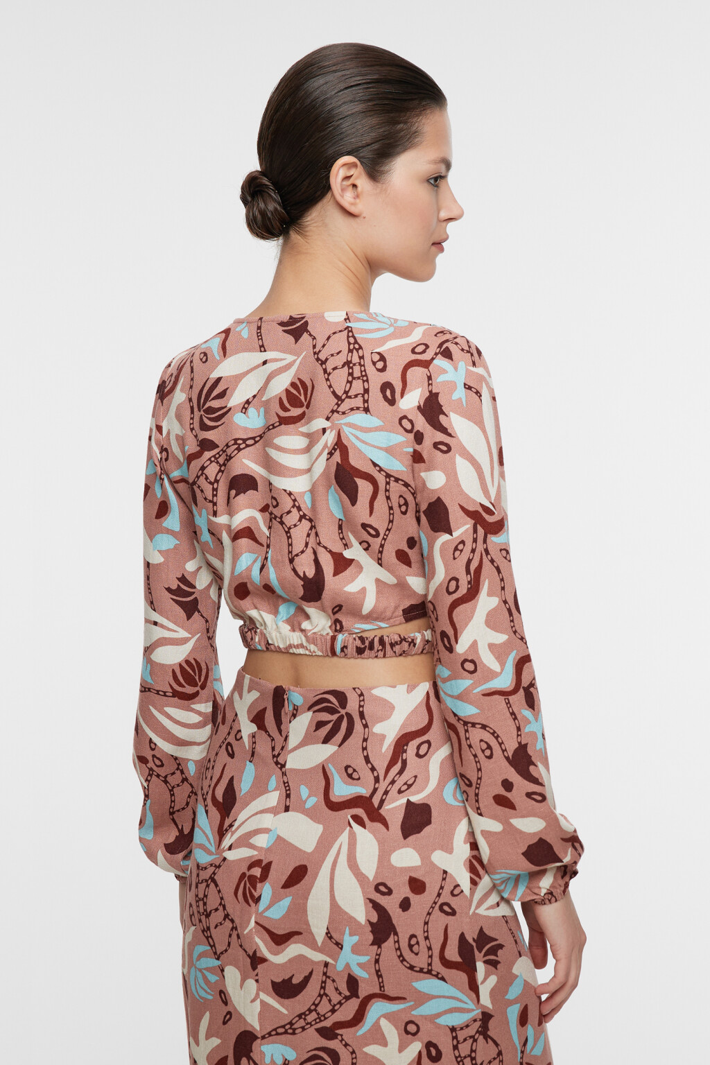 Блузка-топ льняная укороченная с запахом и V-вырезом - цвет коричневый - 4