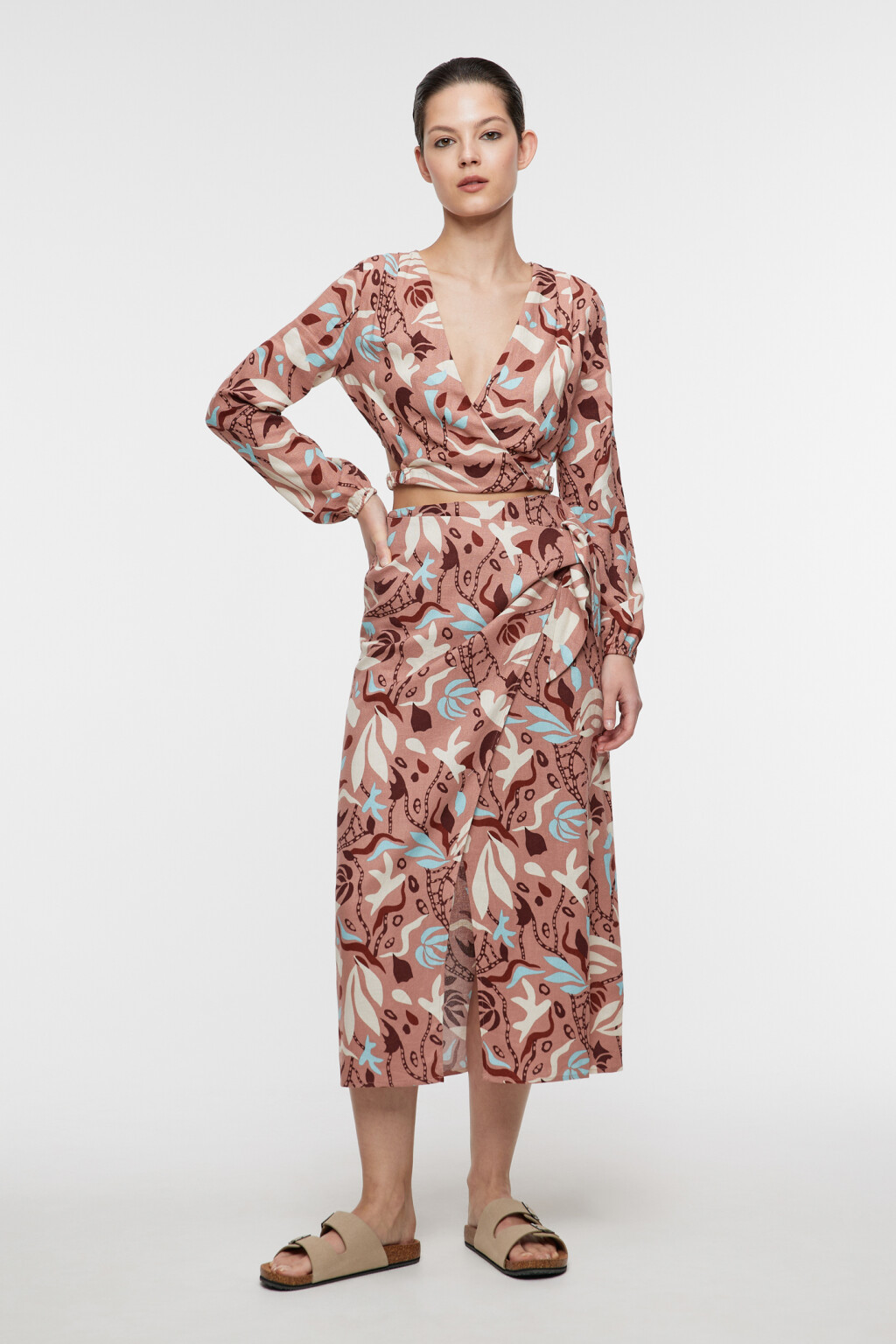 Блузка-топ льняная укороченная с запахом и V-вырезом - цвет коричневый - 5