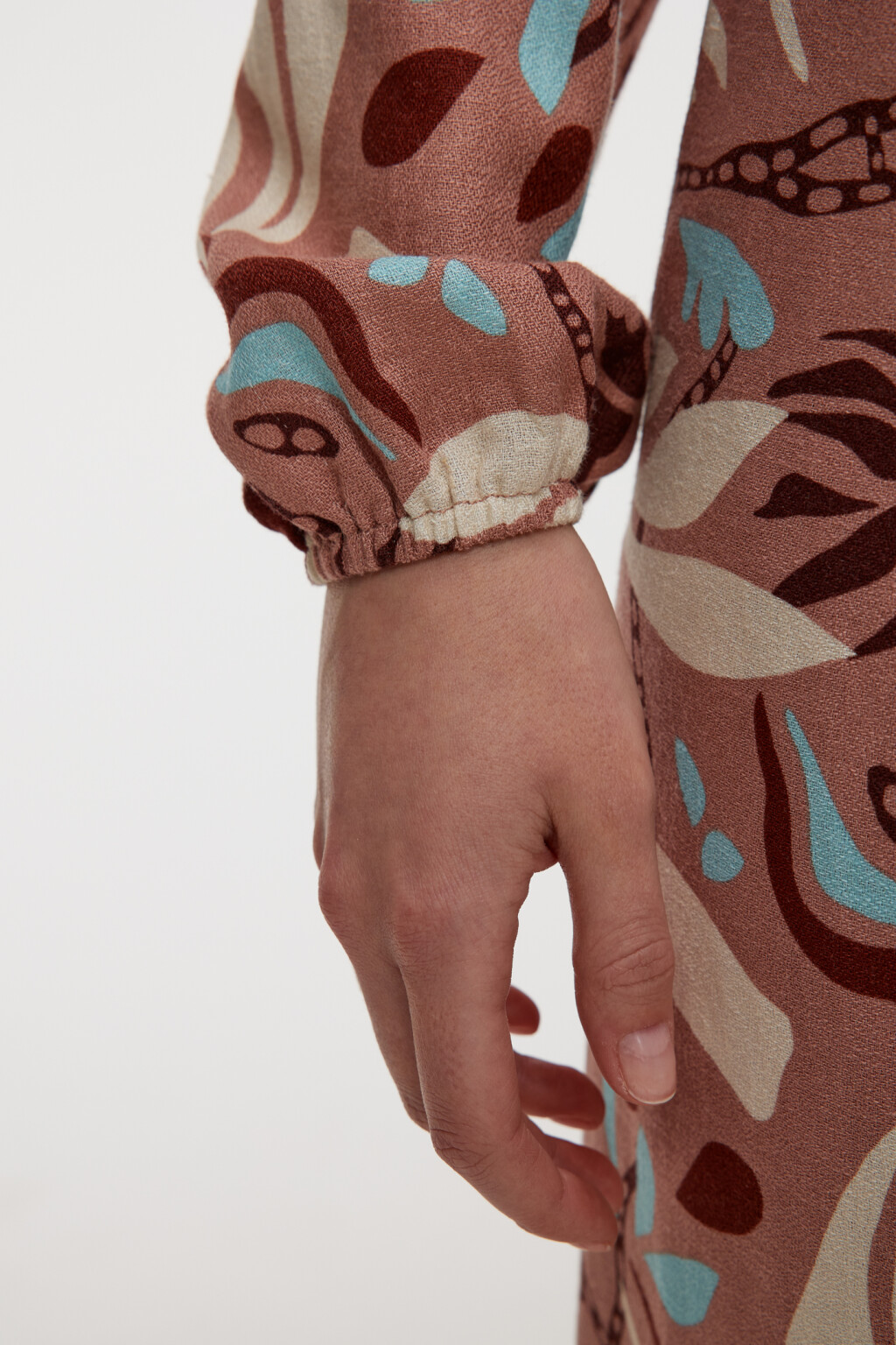 Блузка-топ льняная укороченная с запахом и V-вырезом - цвет коричневый - 6