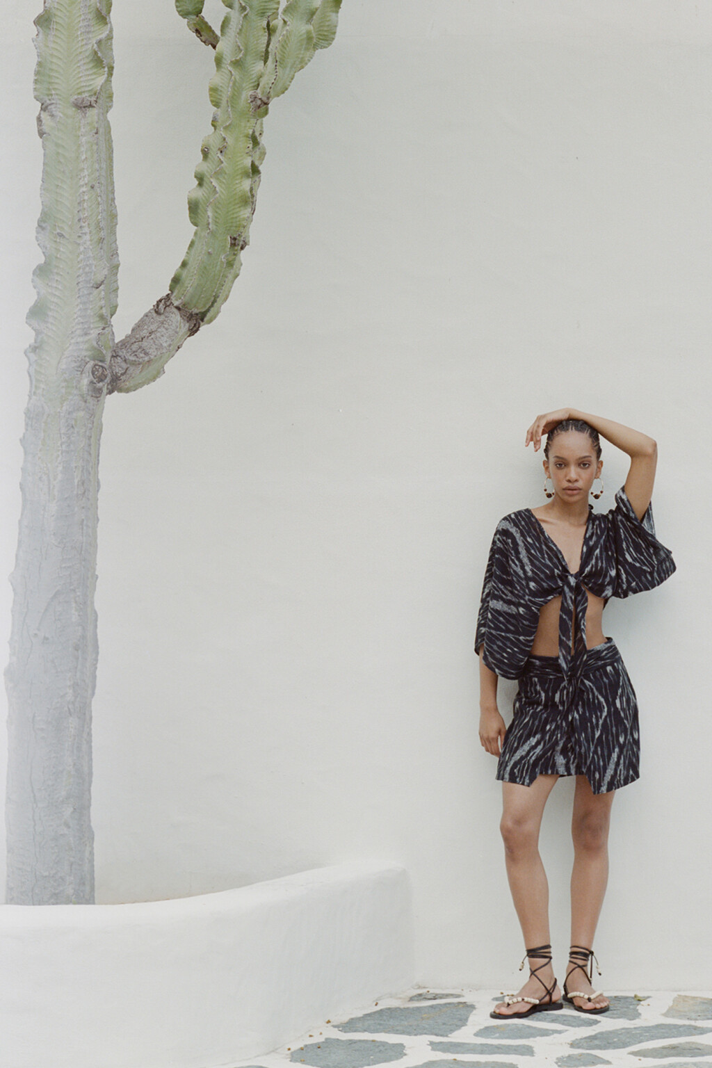 Юбка мини прямая хлопковая с разрезом и драпировкой - цвет черный - 6