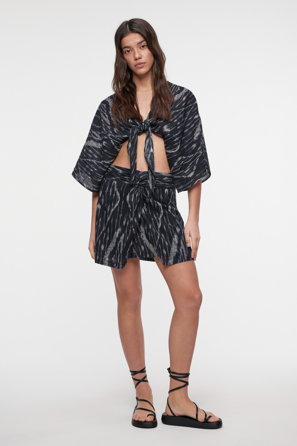 Юбка мини прямая хлопковая с разрезом и драпировкой - цвет черный - 4