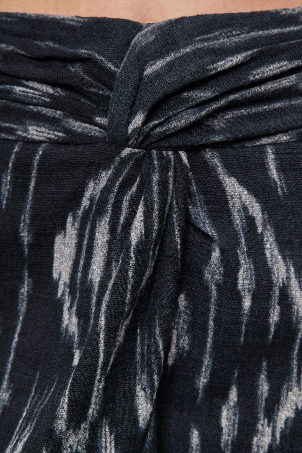 Юбка мини прямая хлопковая с разрезом и драпировкой - цвет черный - 5