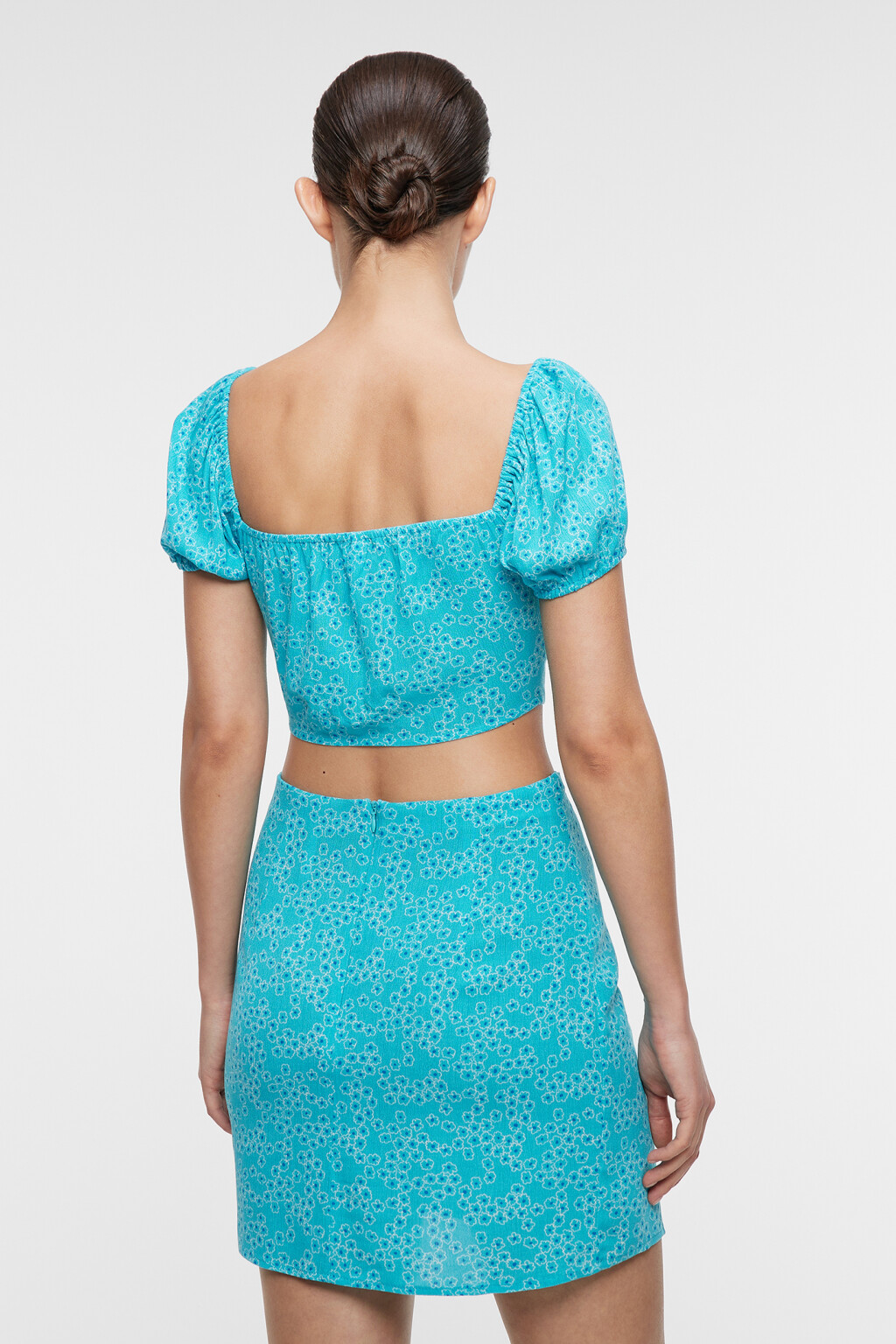 Блузка-топ вискозная укороченная с вырезом-сердечком - цвет голубой - 5