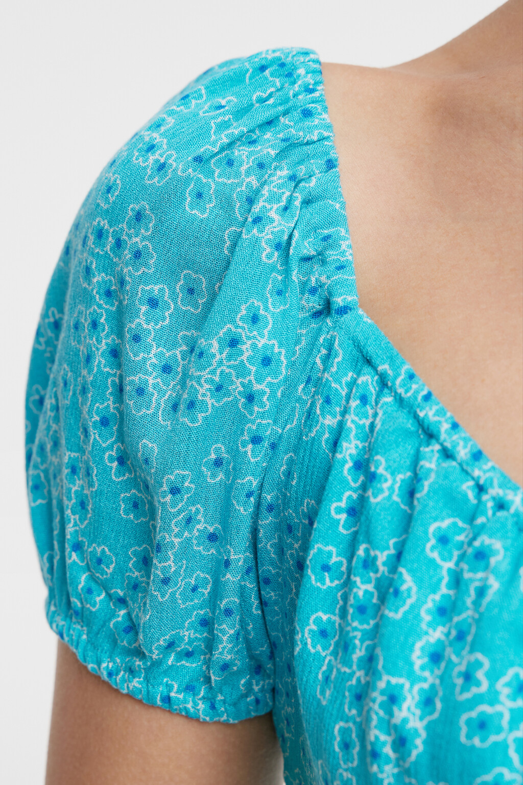 Блузка-топ вискозная укороченная с вырезом-сердечком - цвет голубой - 6