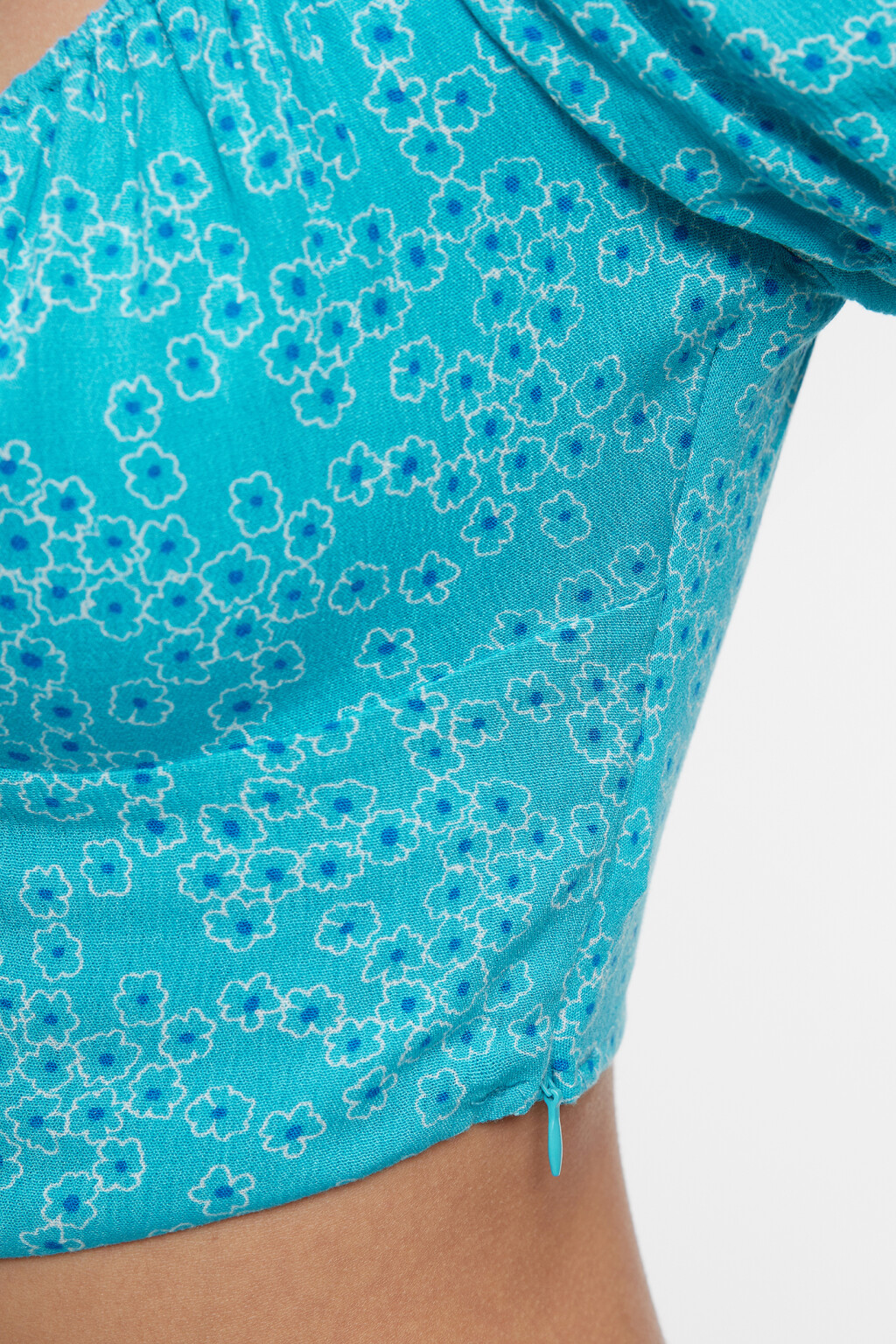 Блузка-топ вискозная укороченная с вырезом-сердечком - цвет голубой - 7