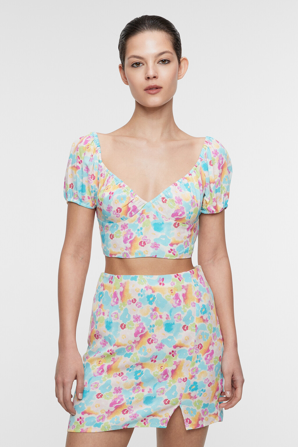 Блузка-топ вискозная укороченная с вырезом-сердечком - цвет мультиколор - 2