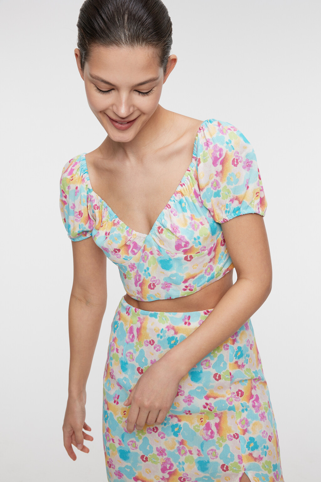 Блузка-топ вискозная укороченная с вырезом-сердечком - цвет мультиколор - 1