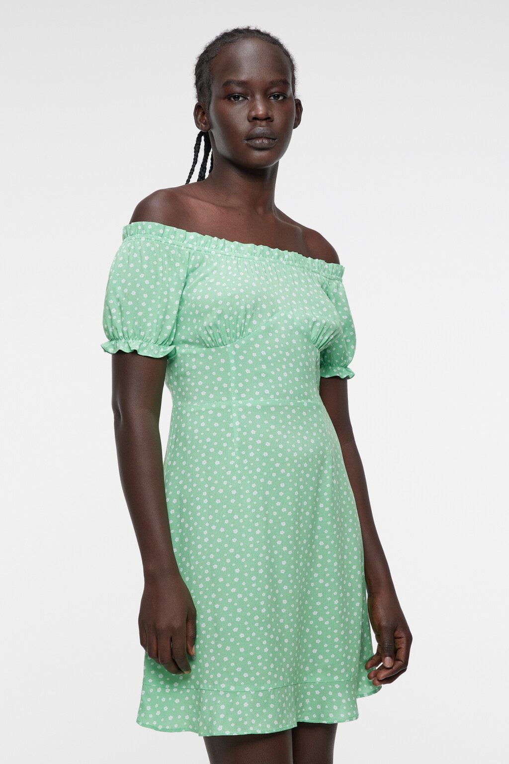 Платье мини вискозное приталенное с открытыми плечами - цвет зеленый - 2