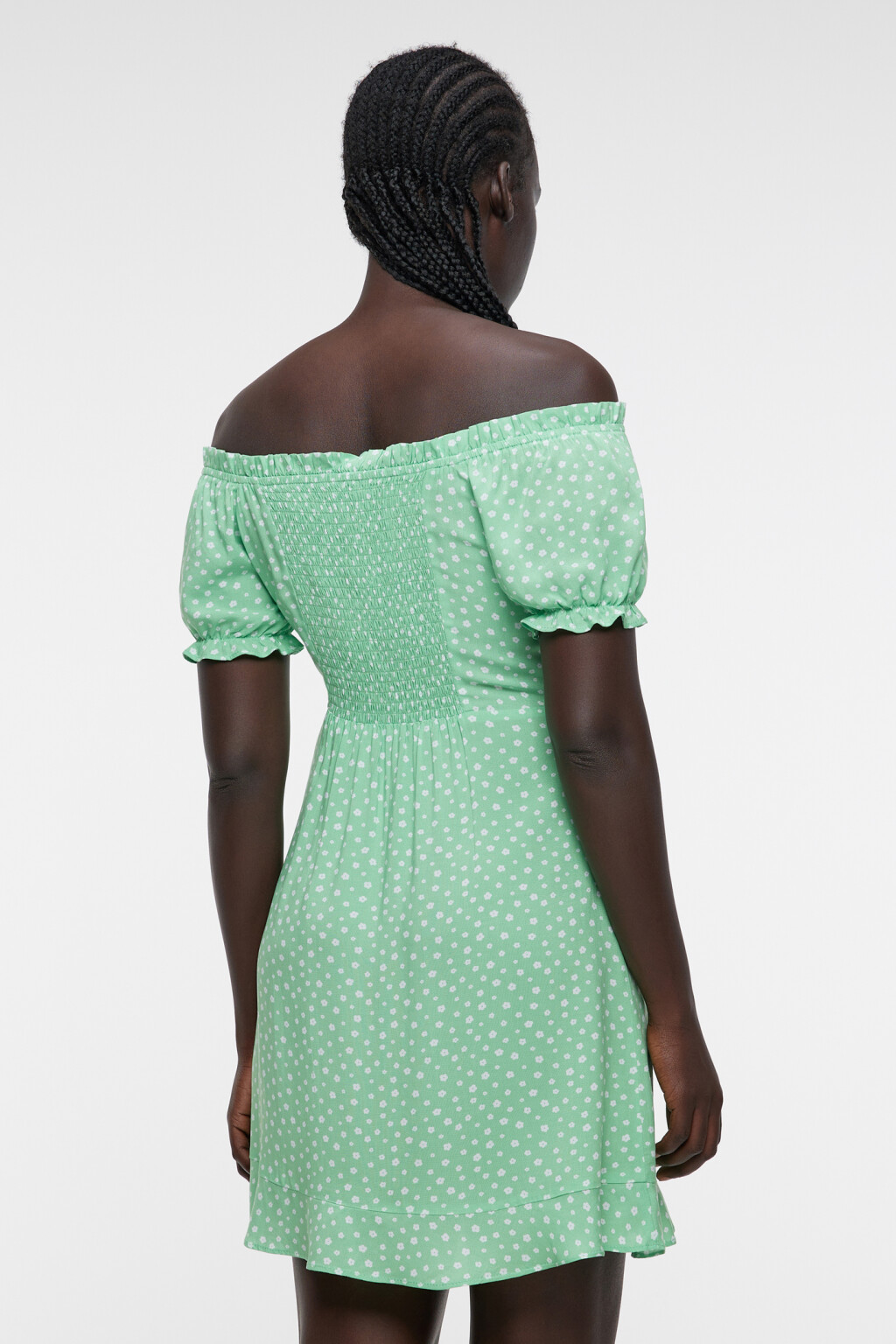 Платье мини вискозное приталенное с открытыми плечами - цвет зеленый - 3