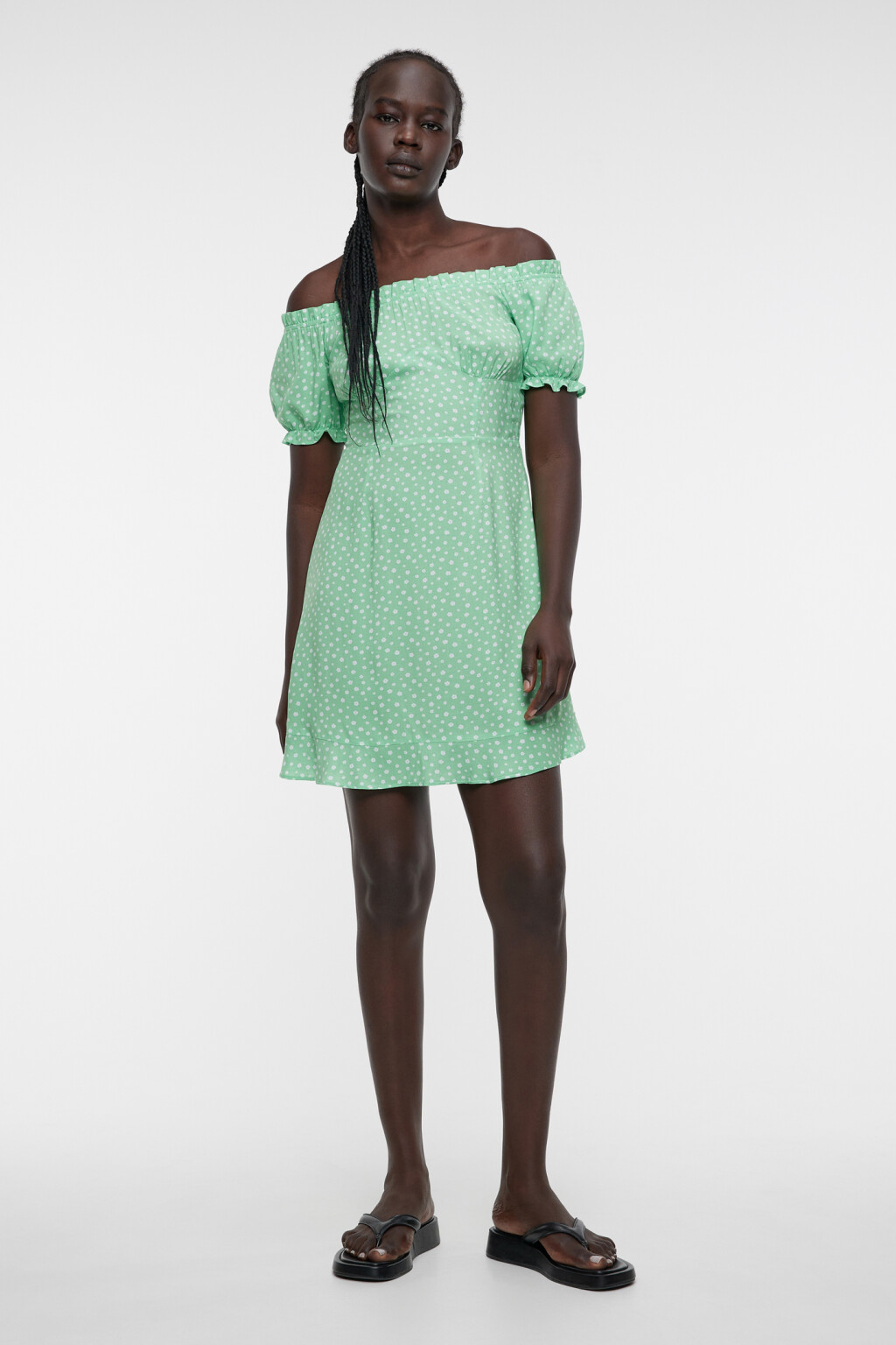 Платье мини вискозное приталенное с открытыми плечами - цвет зеленый - 4