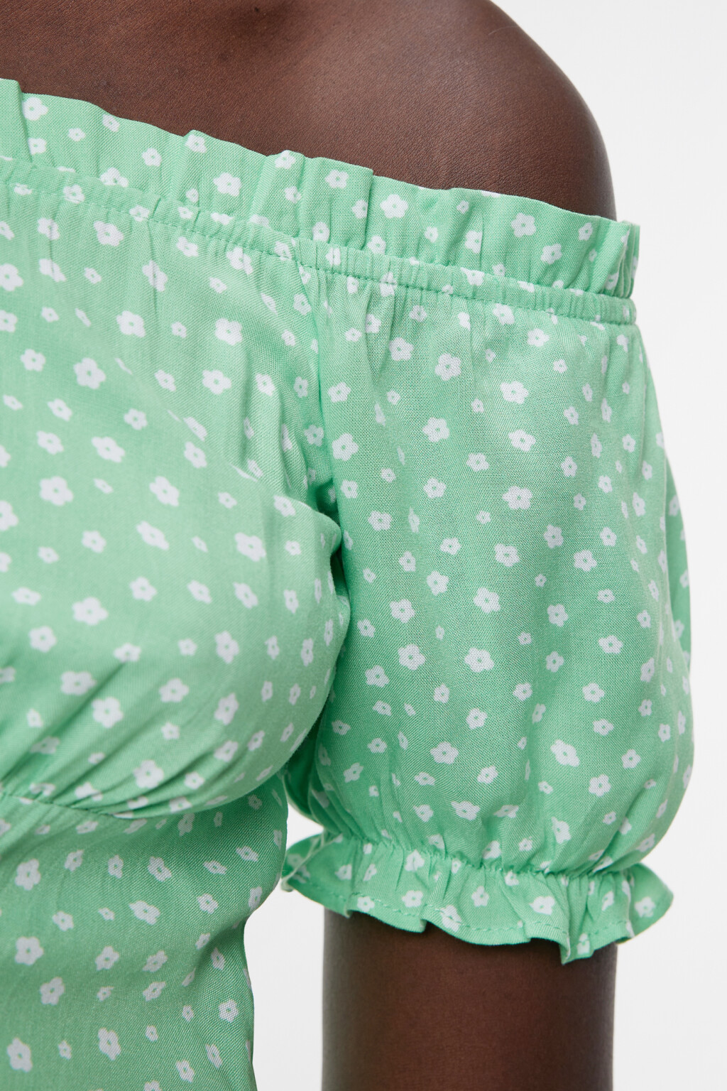 Платье мини вискозное приталенное с открытыми плечами - цвет зеленый - 5