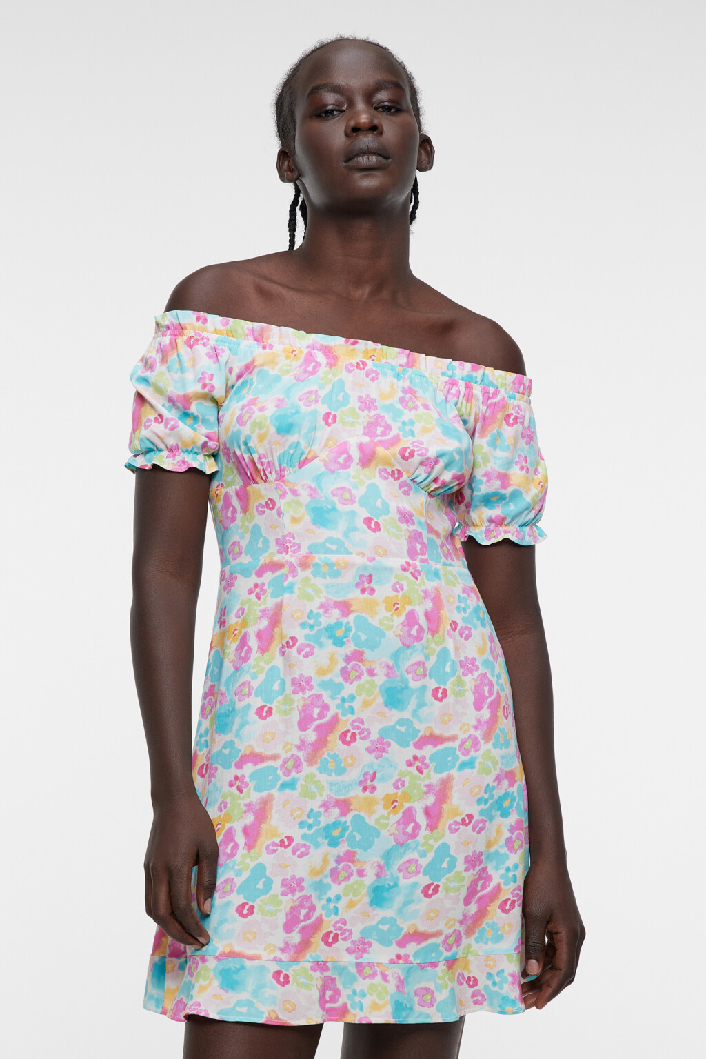Платье мини вискозное приталенное с открытыми плечами - цвет мультиколор - 2