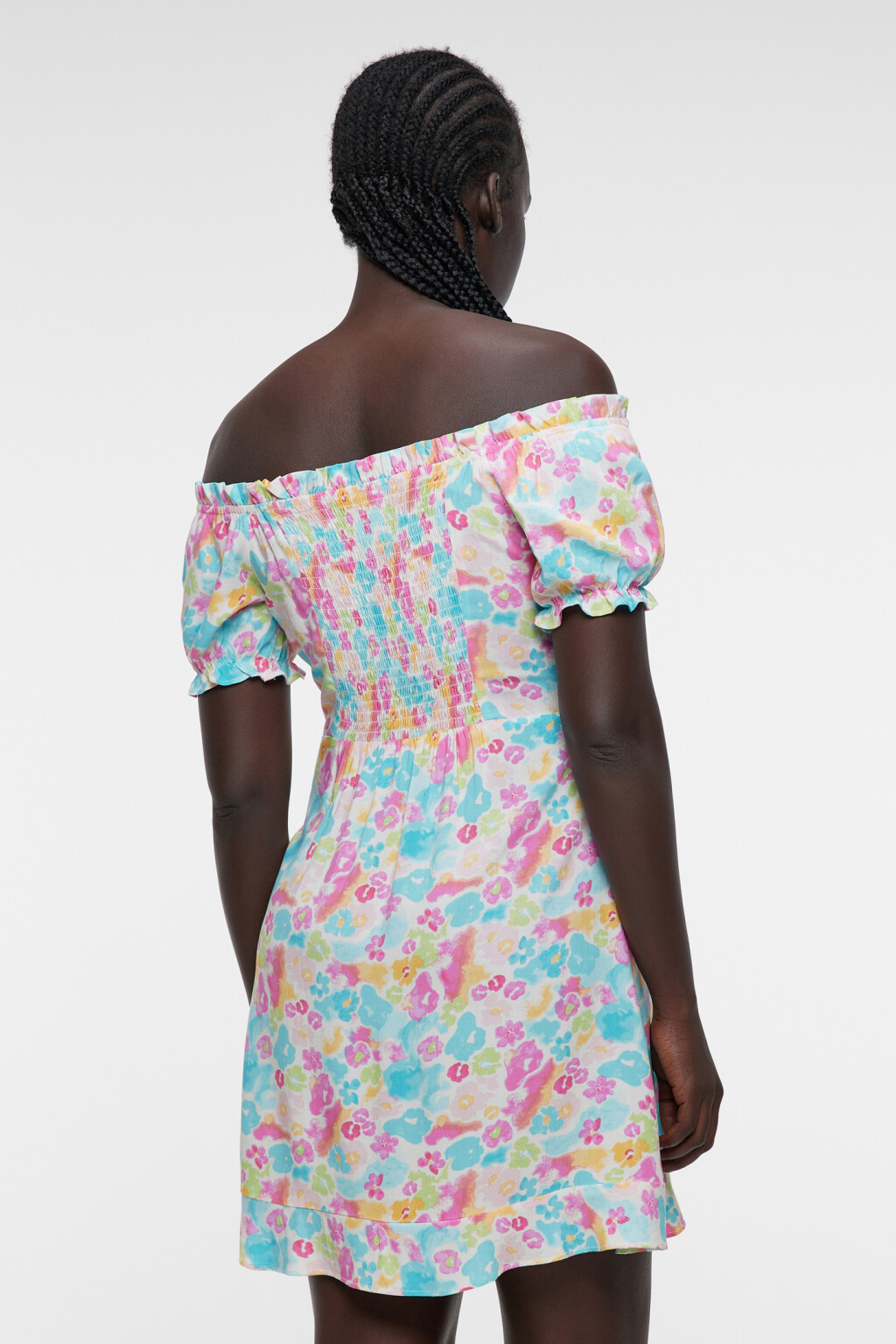 Платье мини вискозное приталенное с открытыми плечами - цвет мультиколор - 4