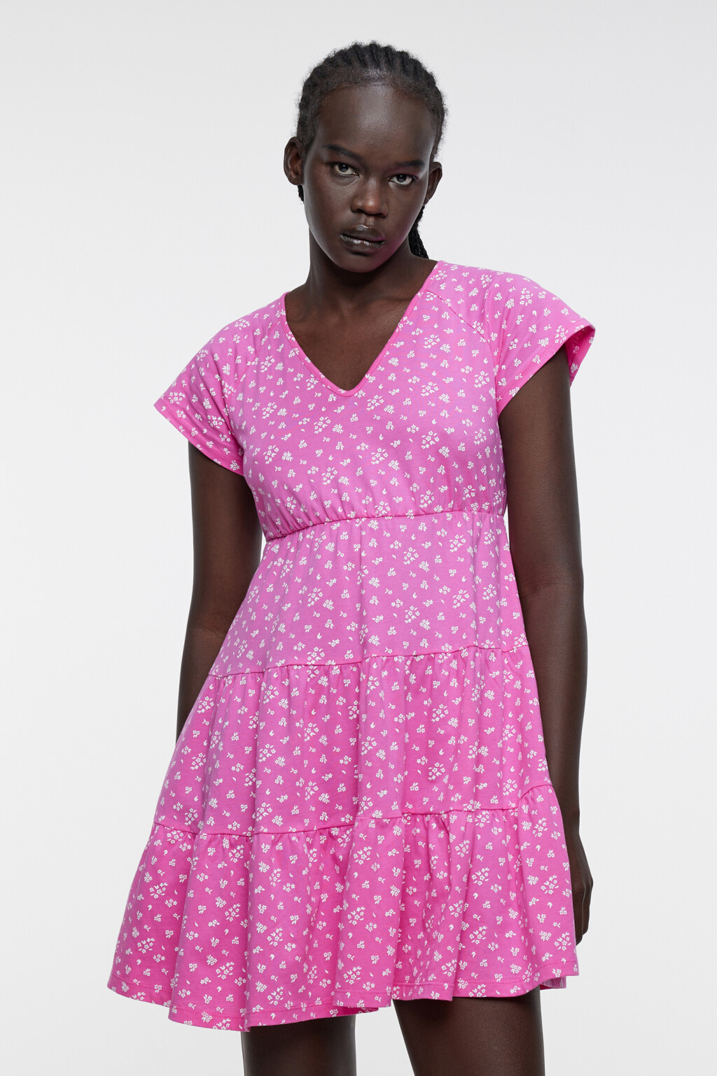 Платье мини хлопковое приталенное с ярусной юбкой - цвет розовый - 2