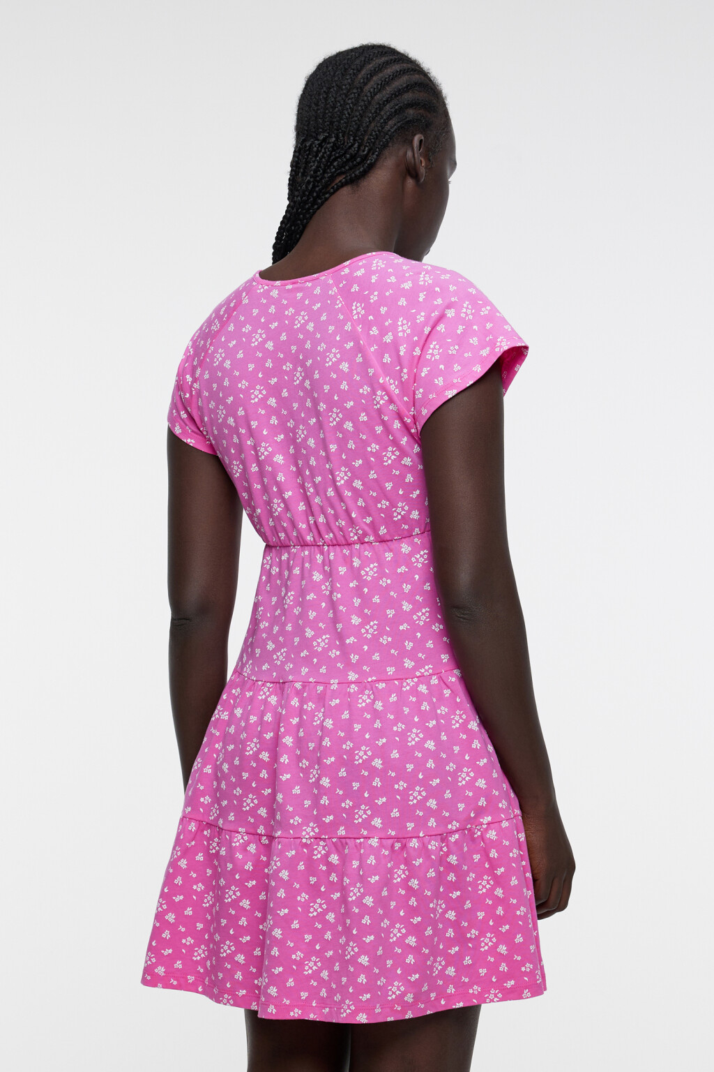 Платье мини хлопковое приталенное с ярусной юбкой - цвет розовый - 4