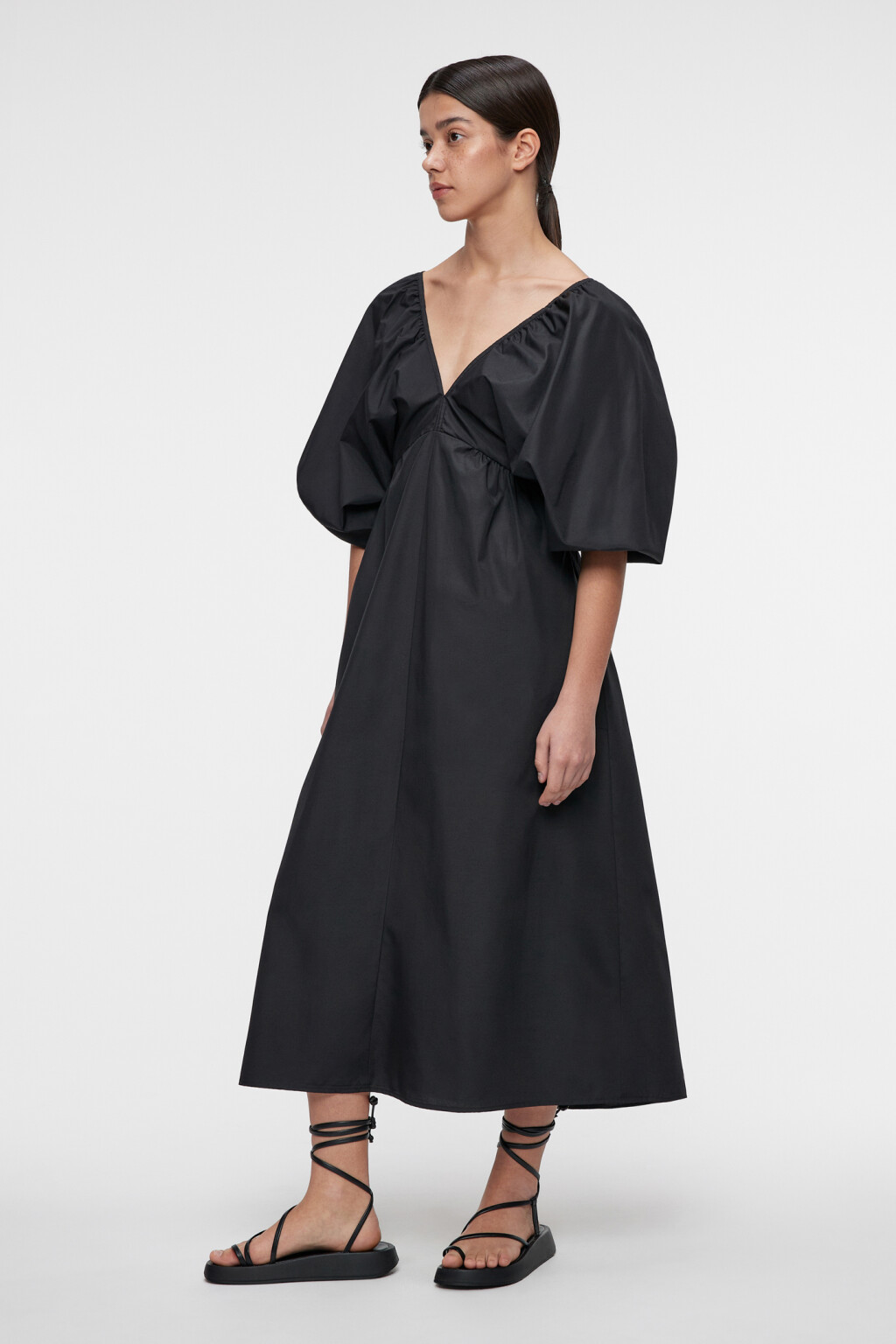 Платье-трапеция миди широкое с V-вырезом - цвет черный - 2
