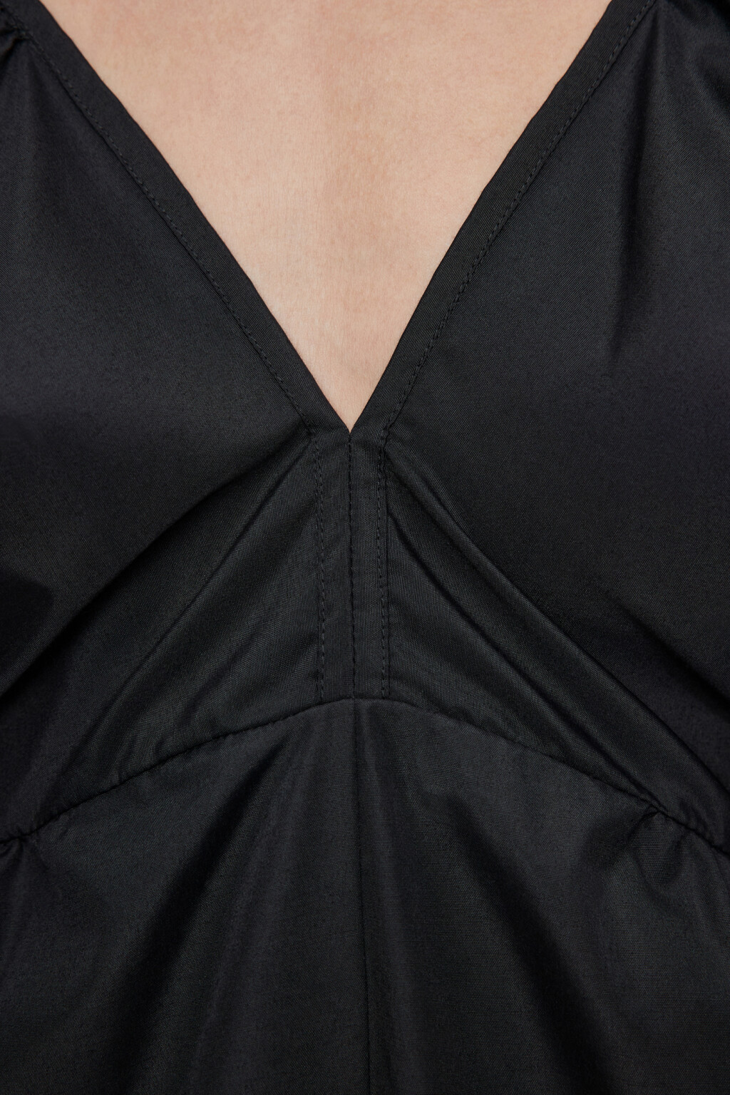Платье-трапеция миди широкое с V-вырезом - цвет черный - 4