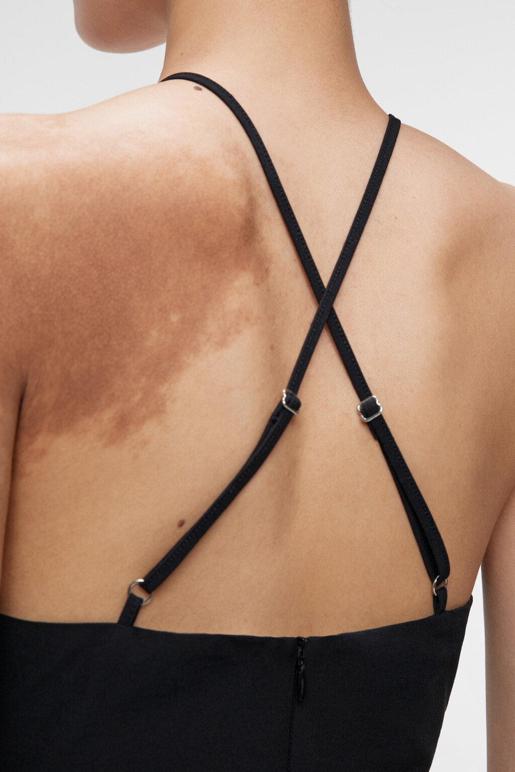 Платье-футляр миди облегающее с вырезами и декором - цвет черный - 7