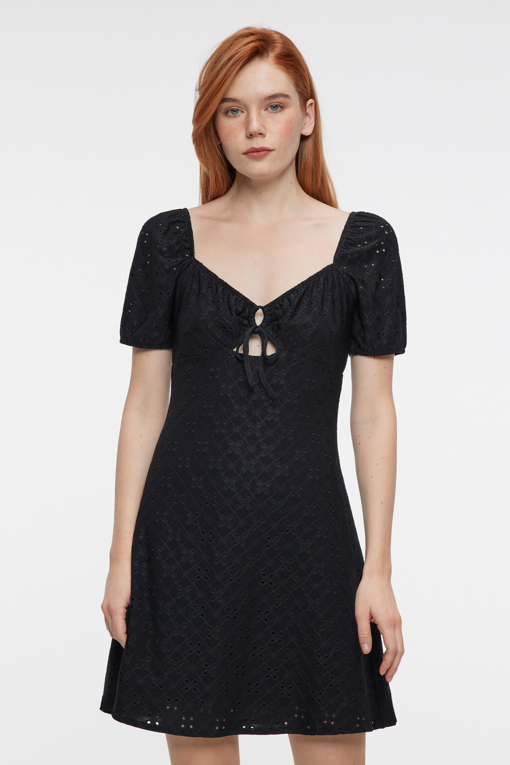 Платье мини ажурное приталенное с завязками на груди - цвет черный - 3