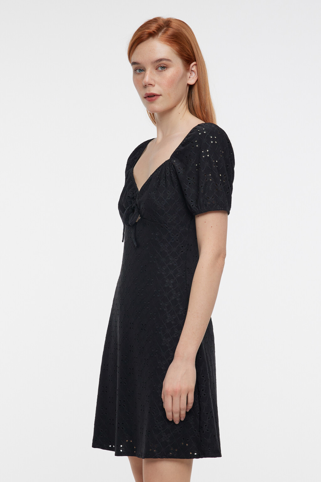 Платье мини ажурное приталенное с завязками на груди - цвет черный - 4
