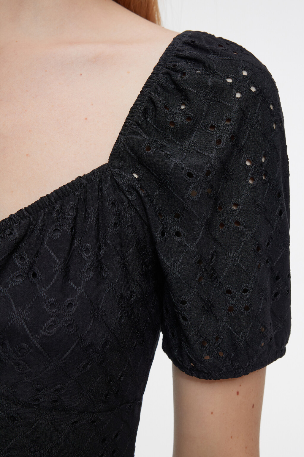 Платье мини ажурное приталенное с завязками на груди - цвет черный - 6