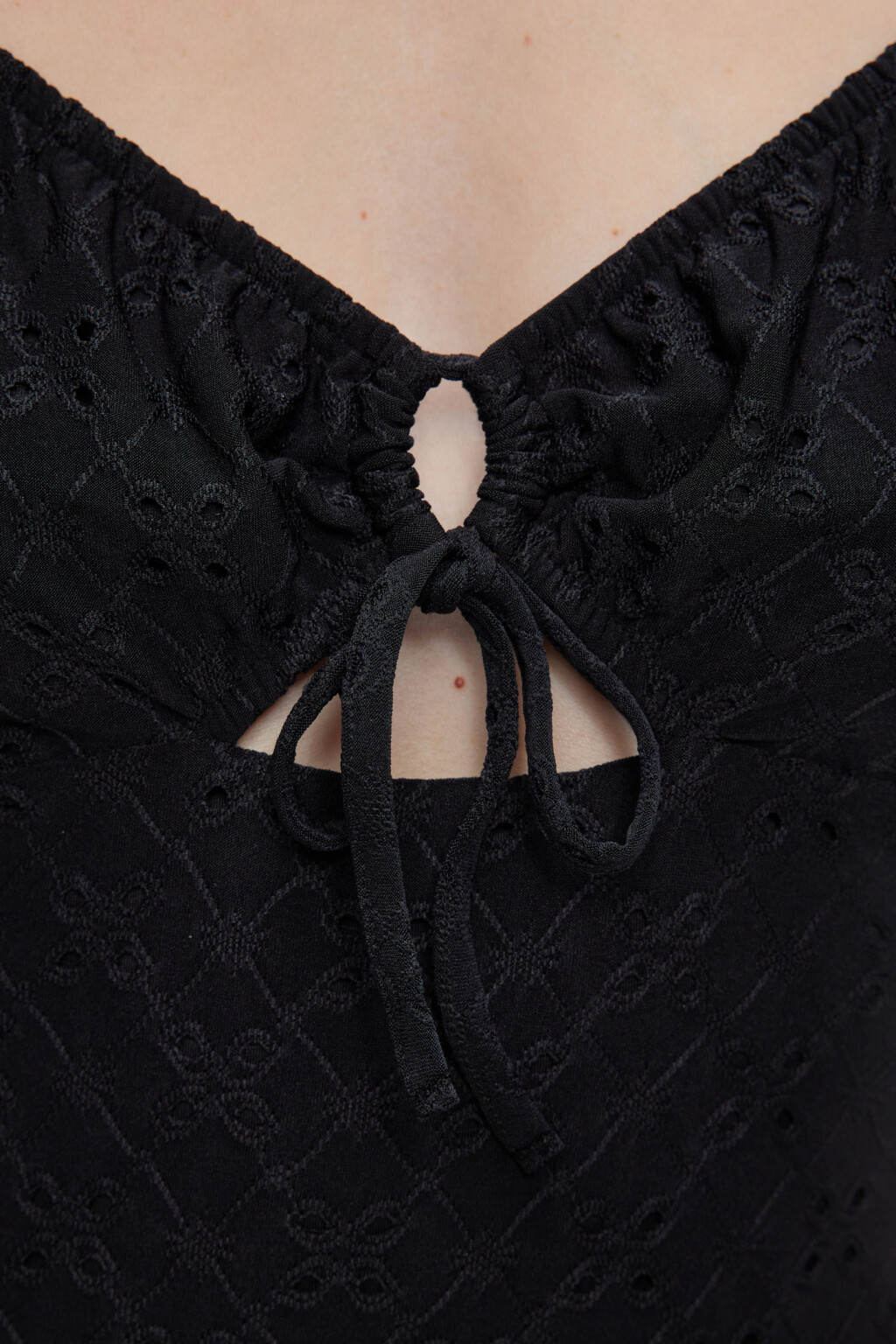 Платье мини ажурное приталенное с завязками на груди - цвет черный - 7