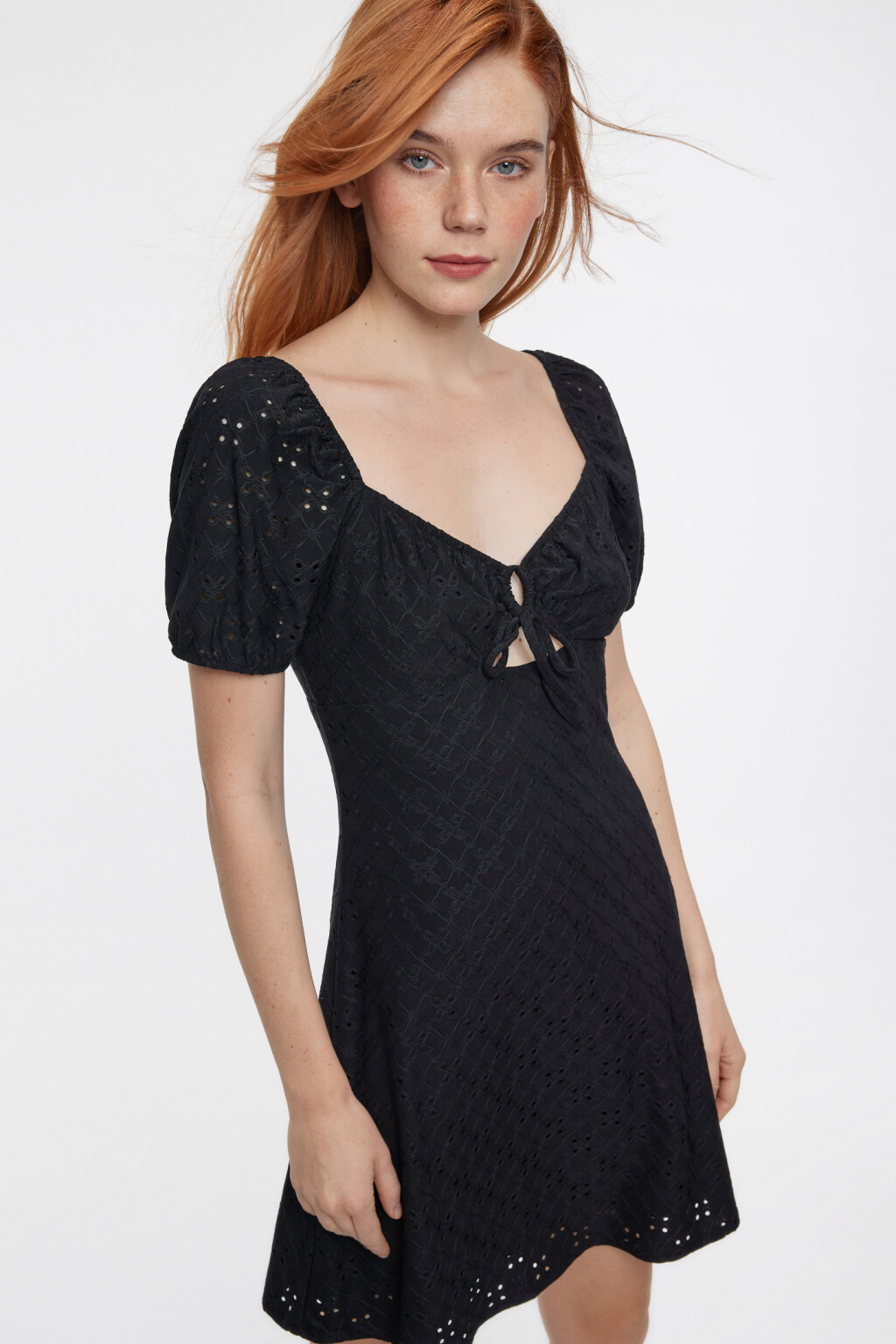 Платье мини ажурное приталенное с завязками на груди - цвет черный - 2