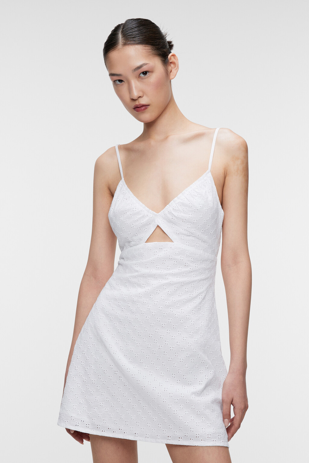 Платье-сарафан мини хлопковое с вырезом на груди - цвет белый - 3