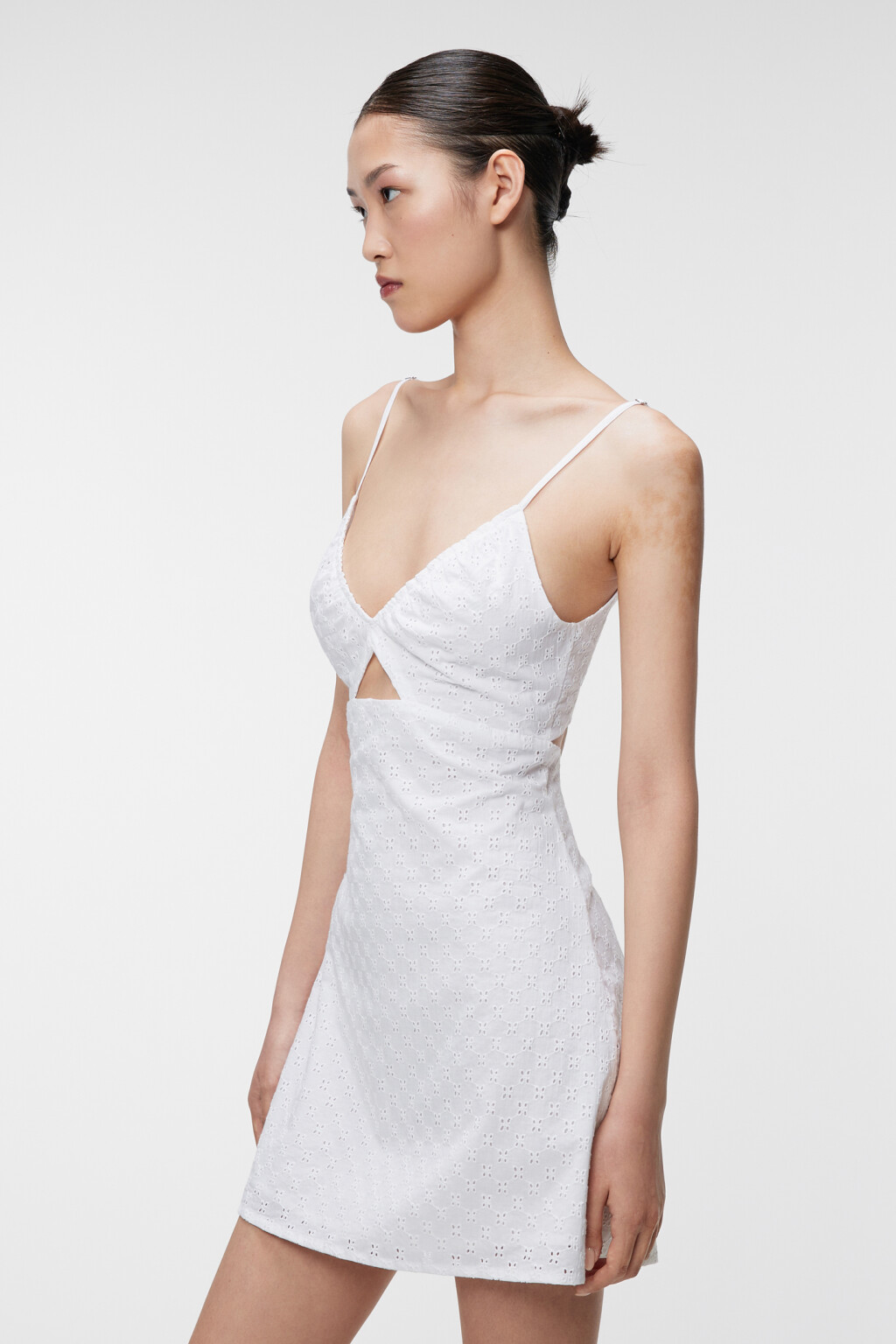 Платье-сарафан мини хлопковое с вырезом на груди - цвет белый - 4