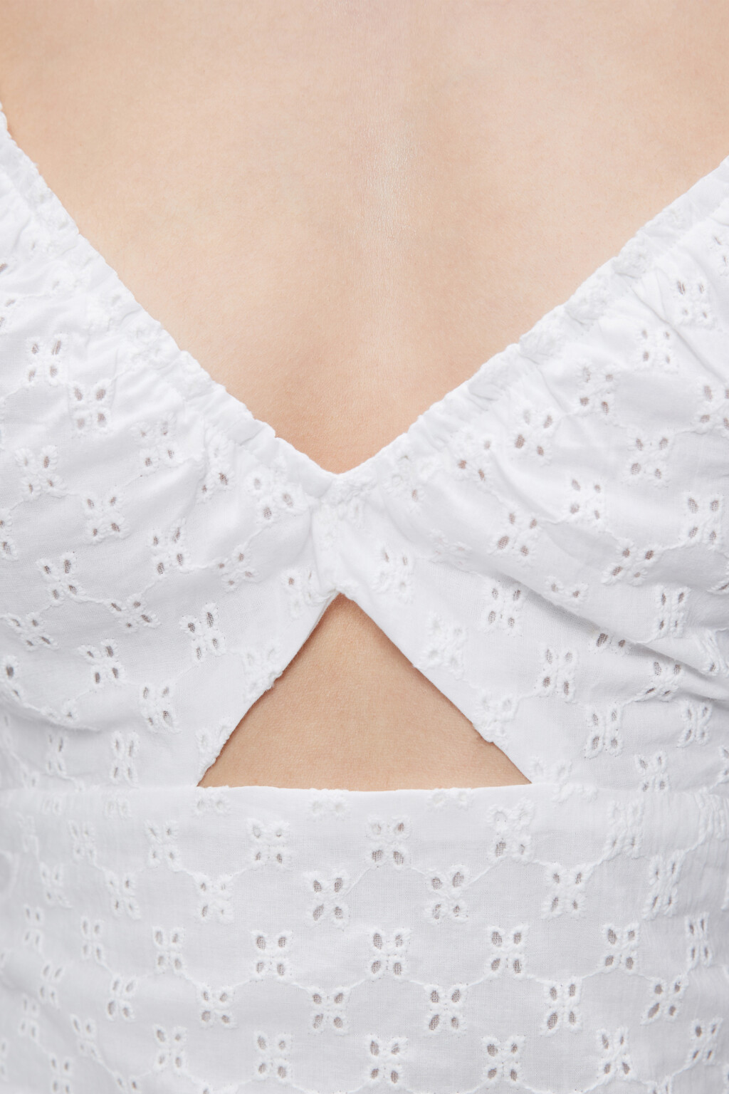 Платье-сарафан мини хлопковое с вырезом на груди - цвет белый - 6