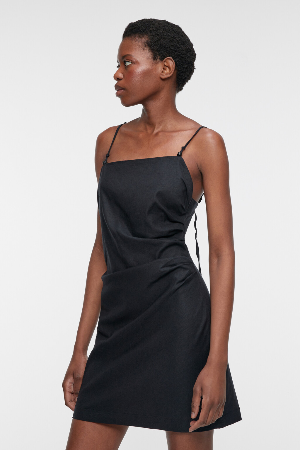 Сарафан льняной на тонких бретельках с бусинами - цвет черный - 2