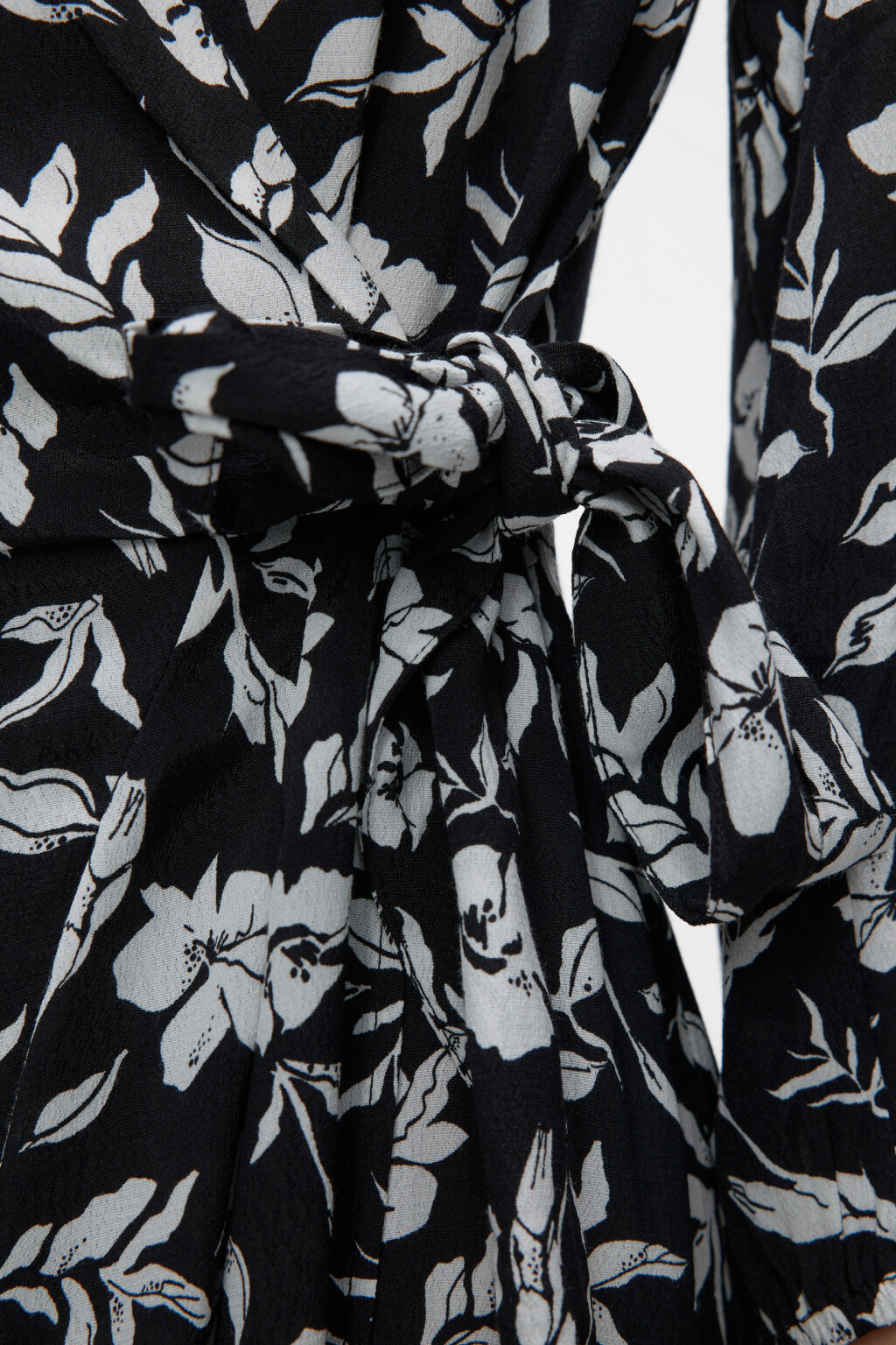 Платье миди вискозное с запахом и поясом - цвет черный - 5