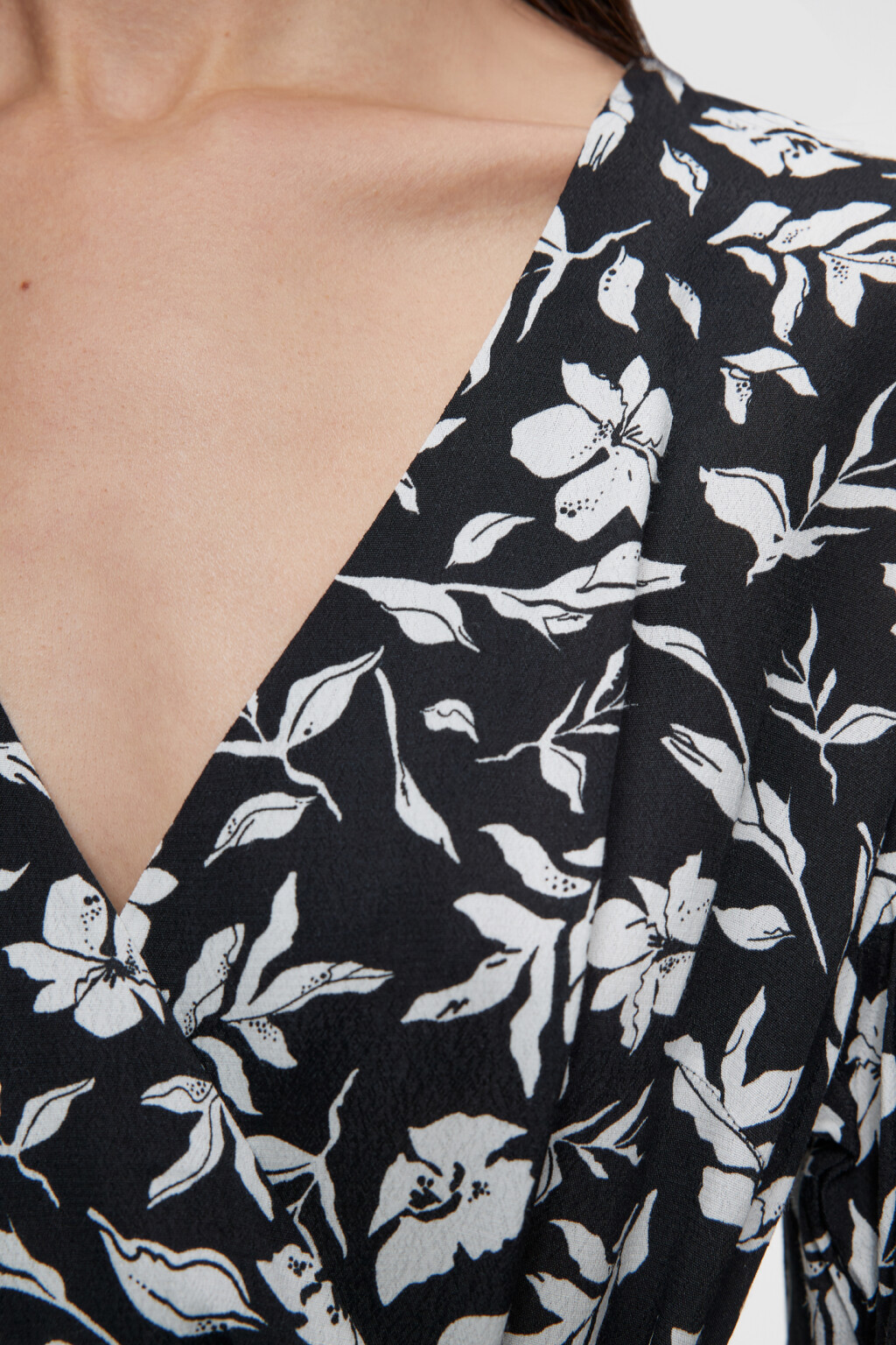 Платье миди вискозное с запахом и поясом - цвет черный - 6