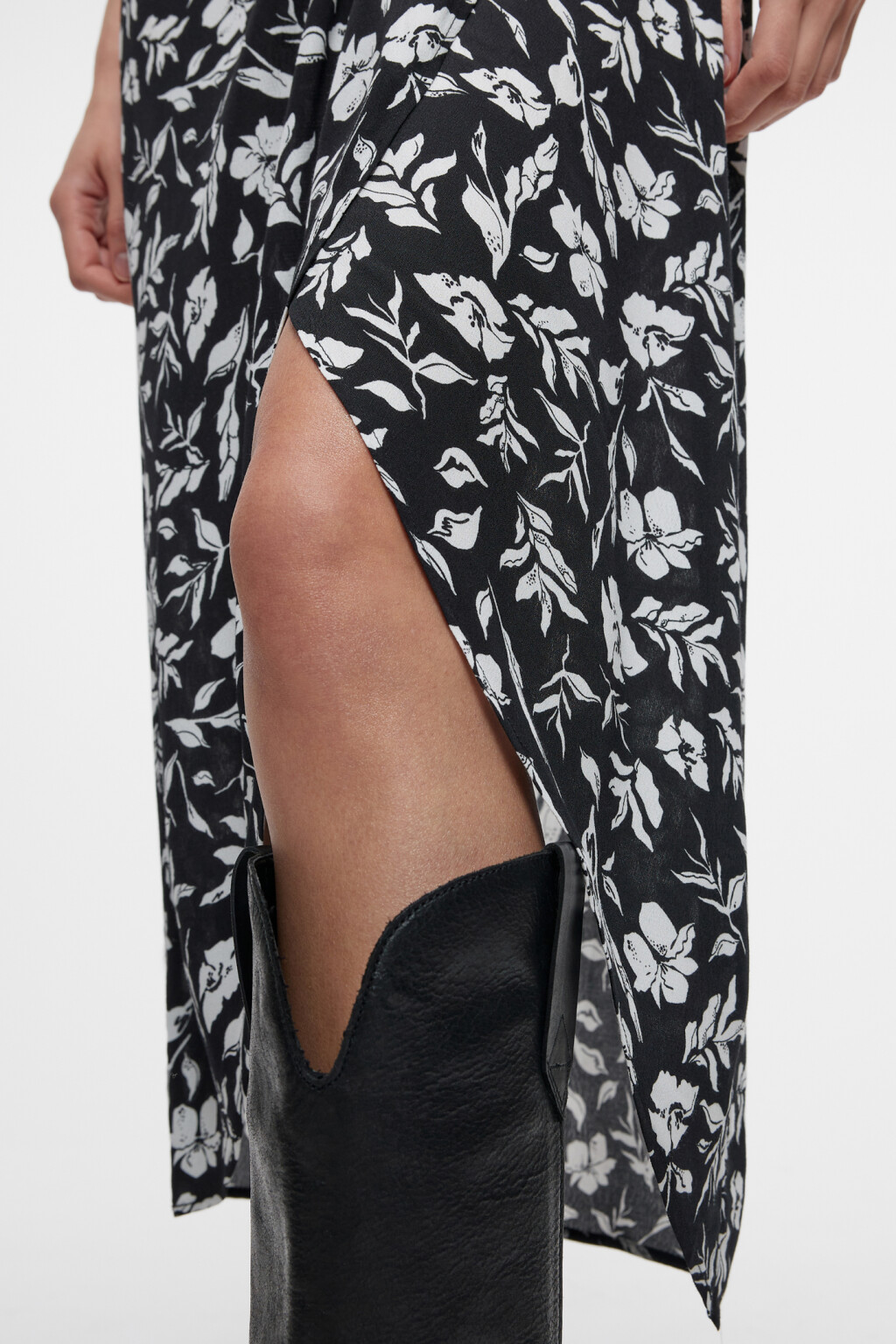 Платье миди вискозное с запахом и поясом - цвет черный - 7