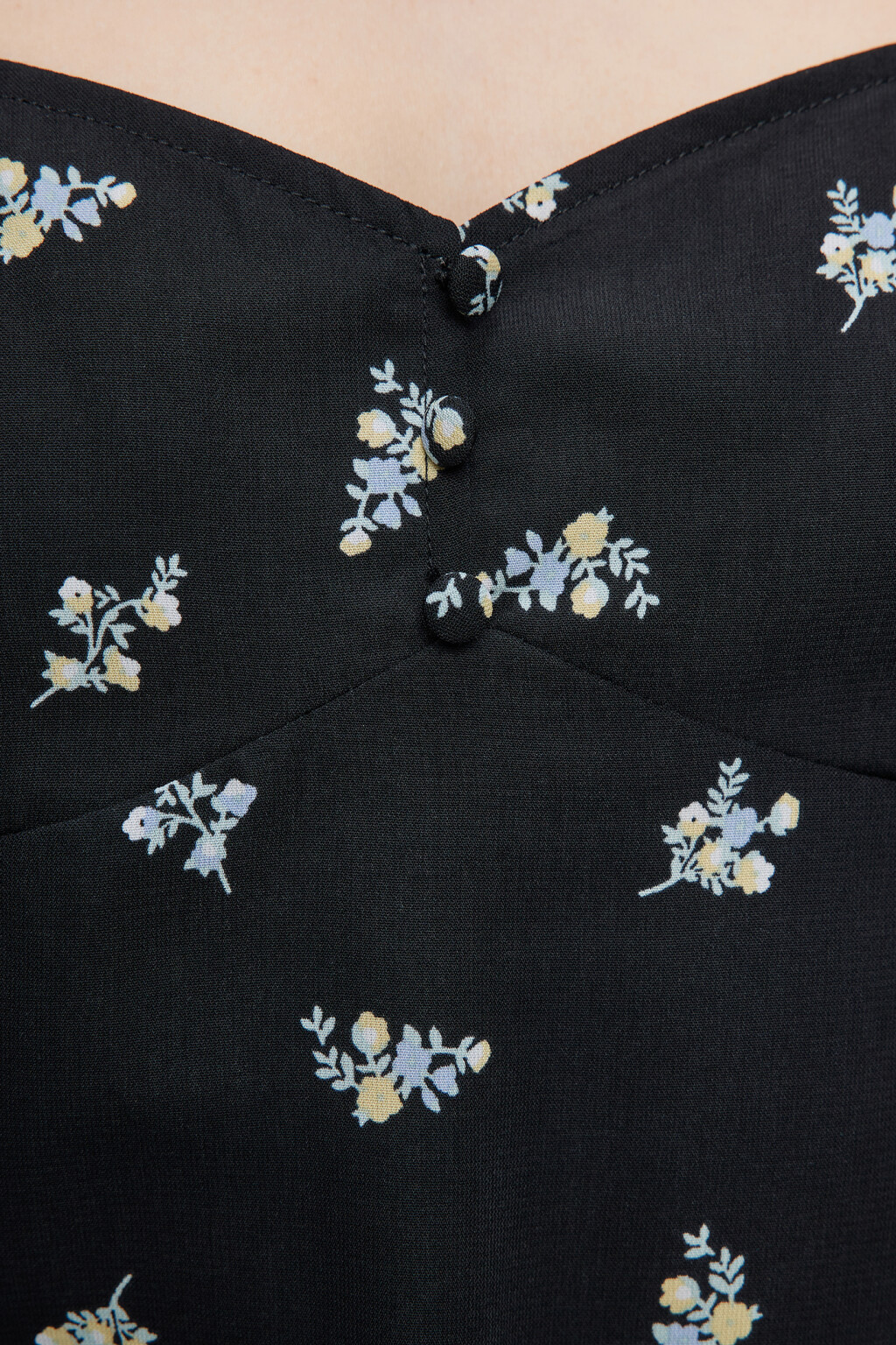 Платье мини приталенное с фигурным вырезом - цвет черный - 5