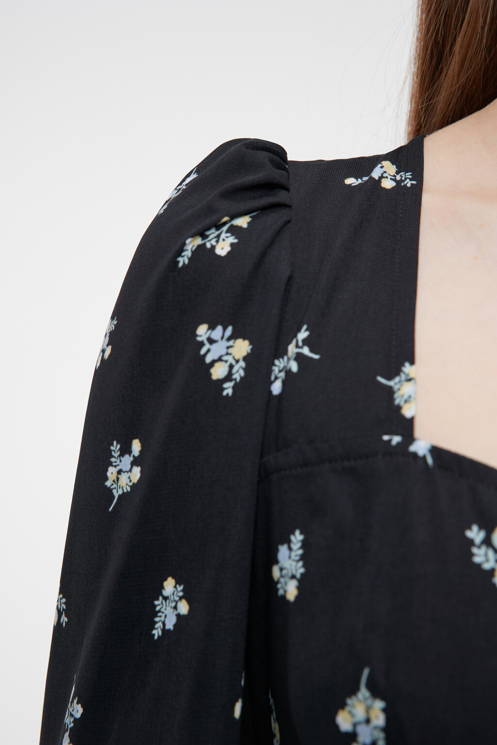 Платье мини приталенное с фигурным вырезом - цвет черный - 7