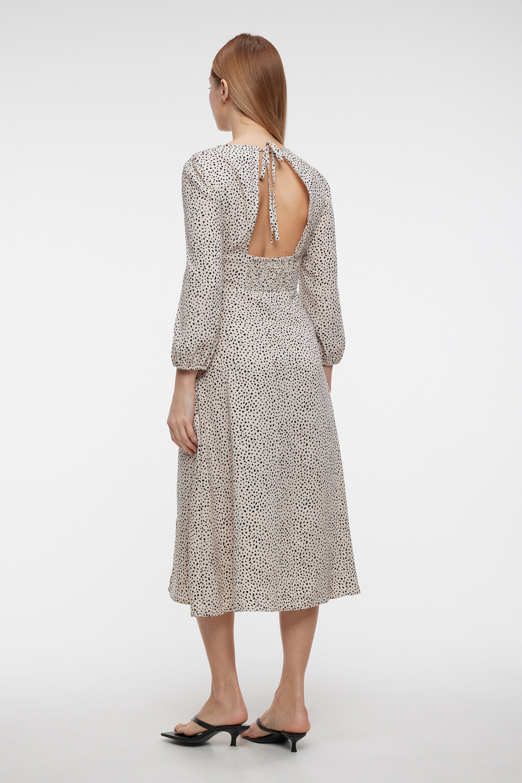 Платье миди приталенное с V-вырезом и завязками на спине - цвет бежевый - 3